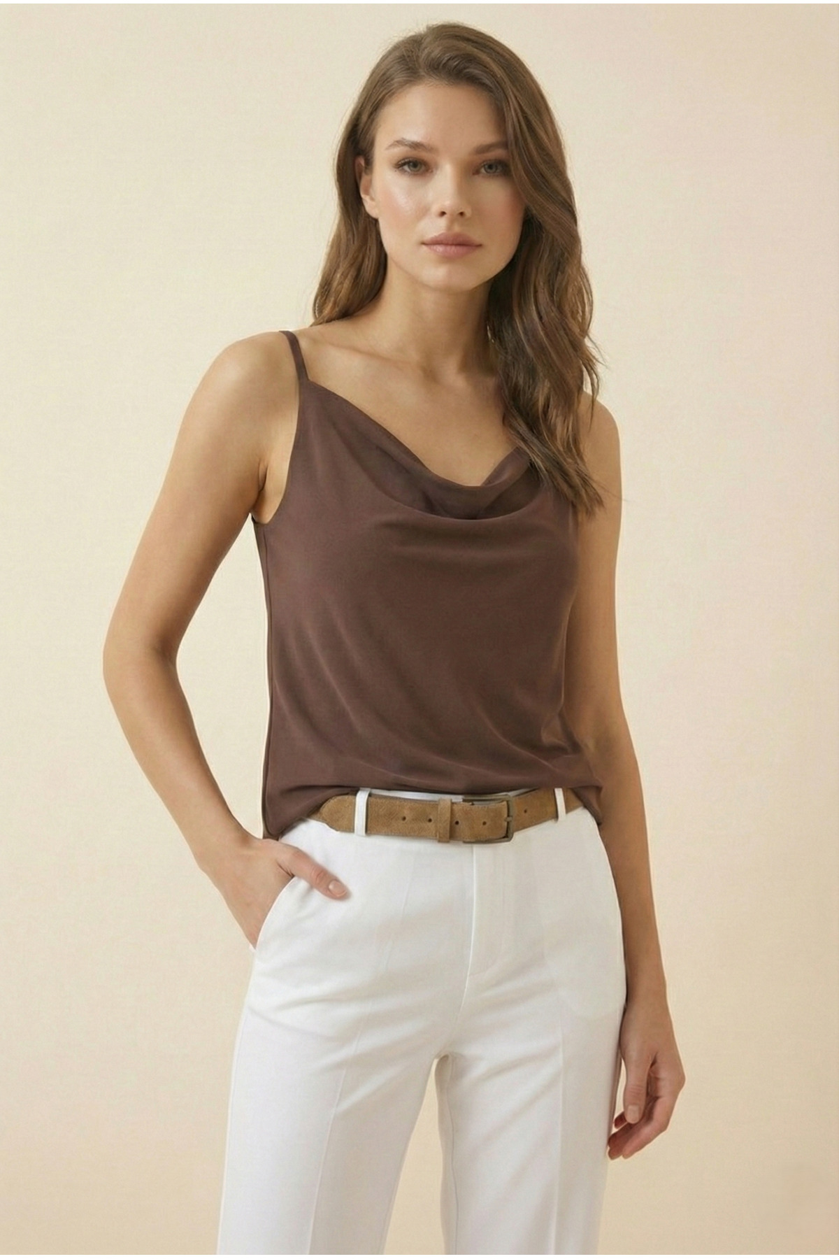 peralist  Kadın Kahverengi Askısı Ayarlanabilir Degaje Yaka Dökümlü Sandy Kumaş Bluz - Görsel 3