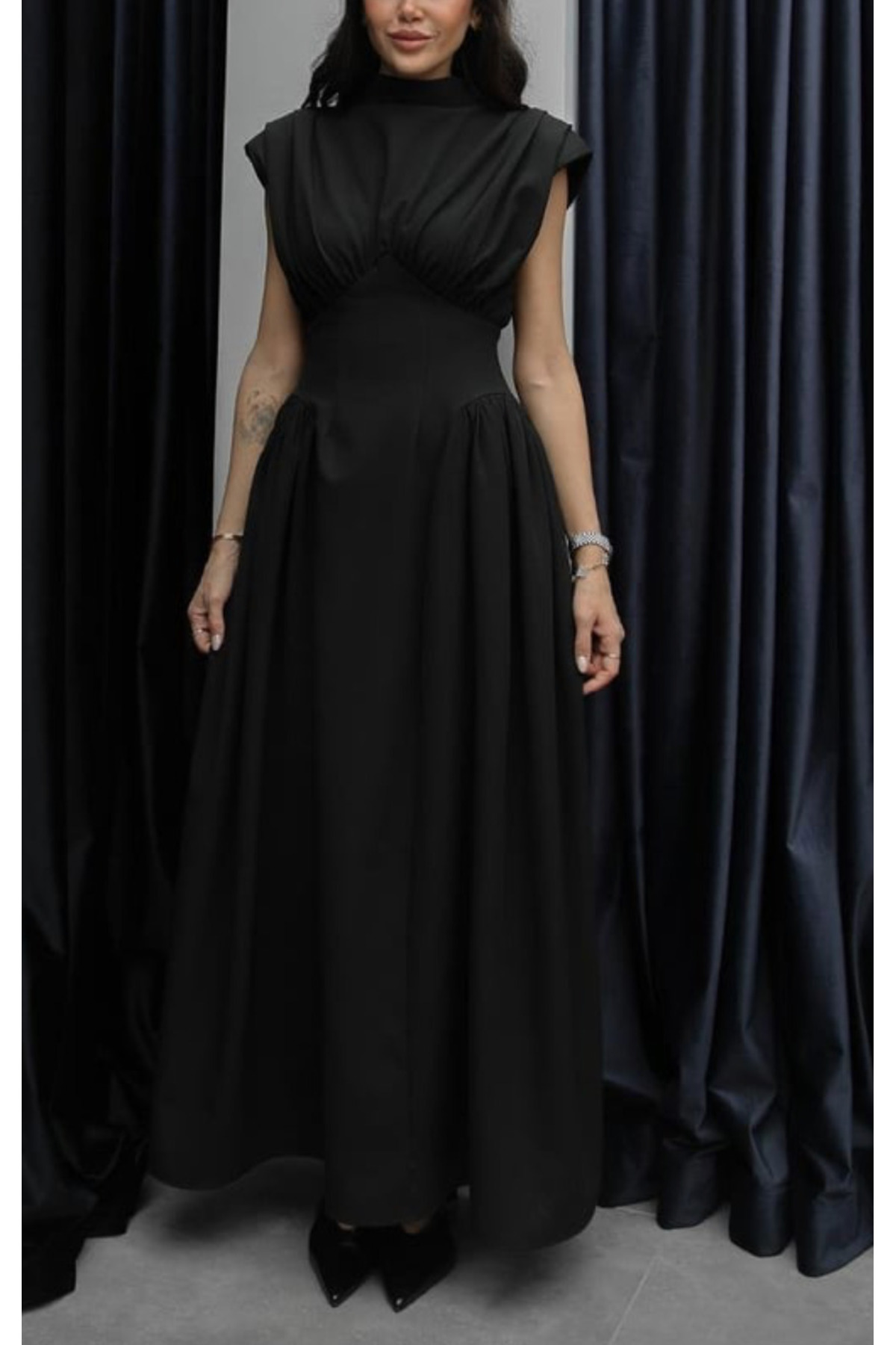 MareandCo  Siyah Vatkalı Dik Yaka Belden Oturtmalı Elbise - Görsel 5