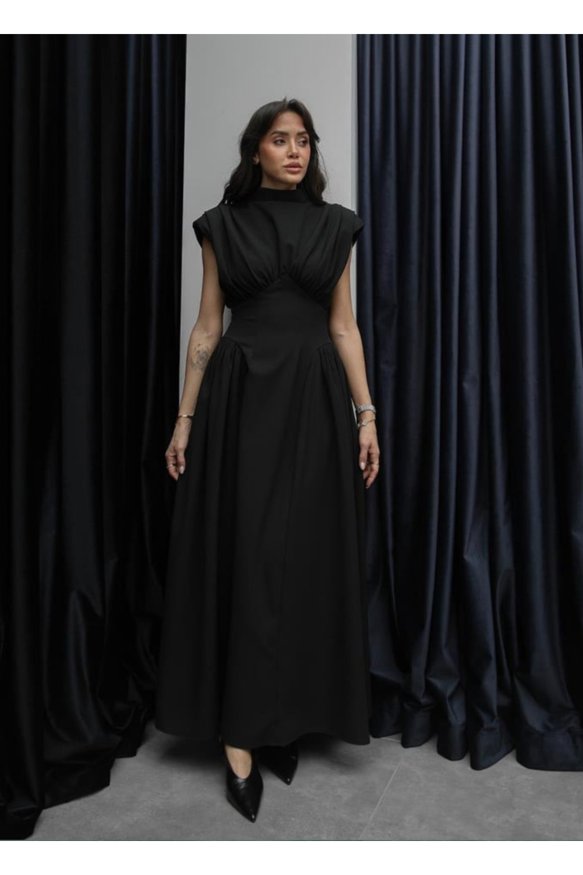 MareandCo  Siyah Vatkalı Dik Yaka Belden Oturtmalı Elbise - Görsel 7