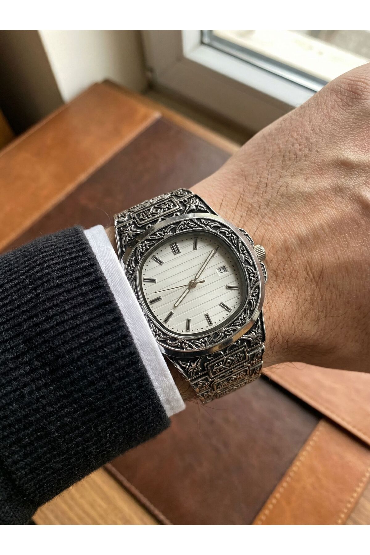 Mazzy  Özel Tasarım İşlemeli Erkek Kol Saati – Klasik & Zamansız Şıklık - Görsel 2