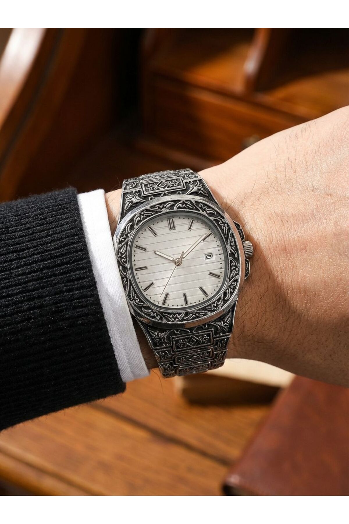 Mazzy  Özel Tasarım İşlemeli Erkek Kol Saati – Klasik & Zamansız Şıklık