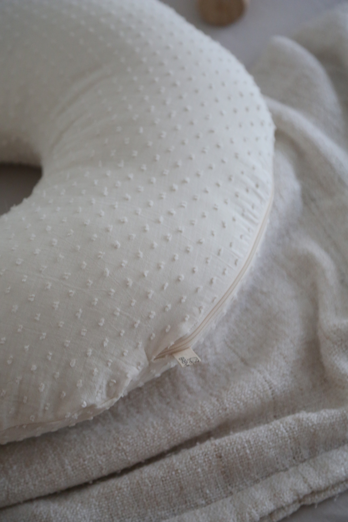 BabyKAR Ponponlu Emzirme Yastığı %100 Pamuk Müslin - Ekru fotoğrafı 5 (önizleme)