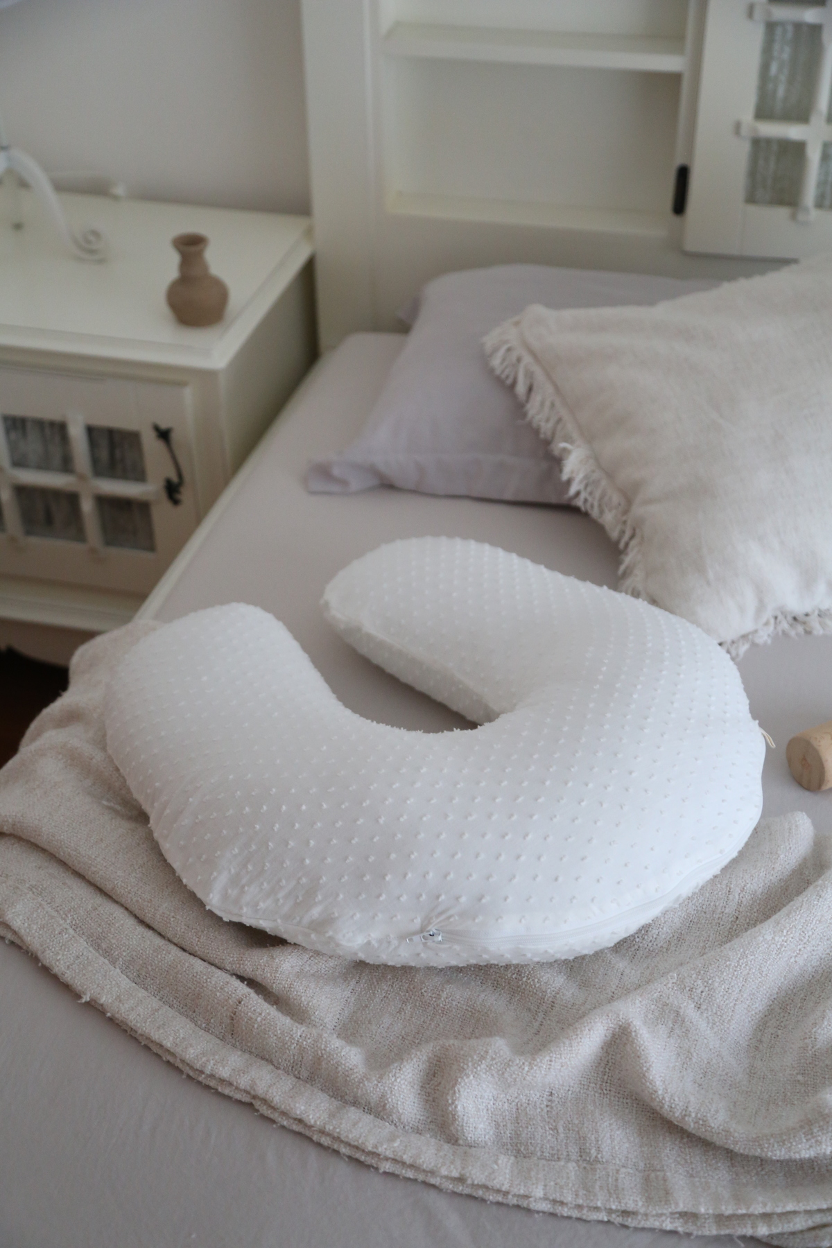 BabyKAR Ponponlu Emzirme Yastığı %100 Pamuk Müslin - Beyaz fotoğrafı 3 (önizleme)