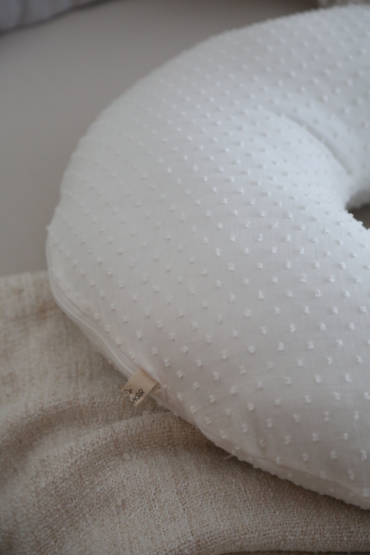 BabyKAR Ponponlu Emzirme Yastığı %100 Pamuk Müslin - Beyaz fotoğrafı 4 (önizleme)