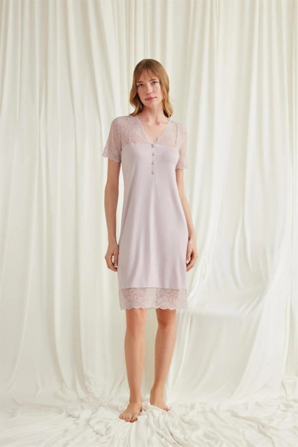 Genel Markalar Arias Closet Yakası Kolu Omzu ve Etek Ağzı Dantelli Önü Düğmeli Gecelik