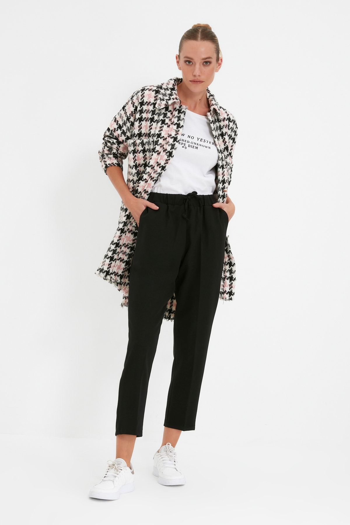 Trendyol Collection-Pantaloni țesuți de jogger cu detalii cu cravată neagră TWOSS19ST0212 3