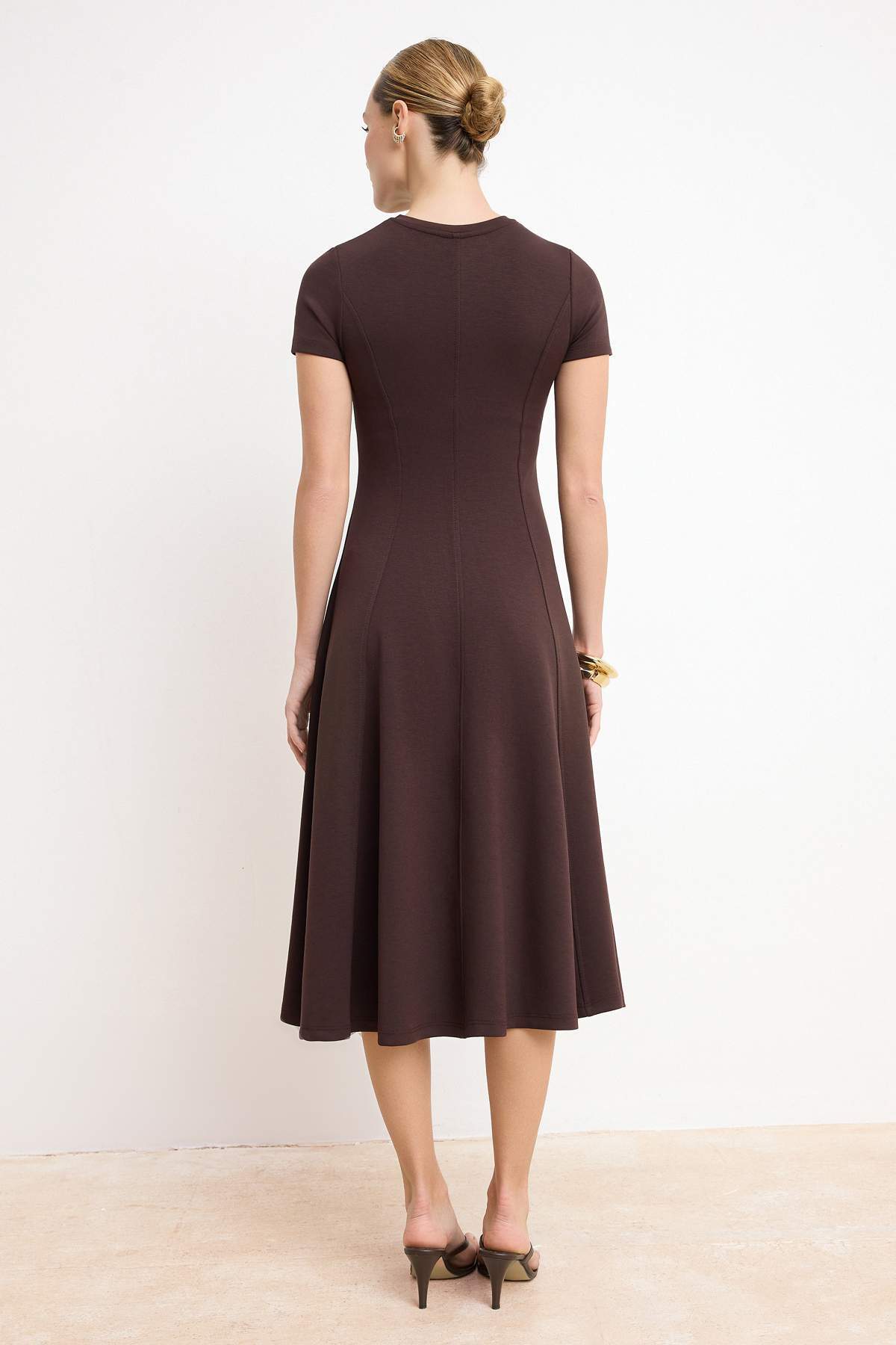 Trendyolmilla  Kahverengi Düz Skater Bisiklet Yaka Standart Kol Kısa Midi Soft Touch Örme Elbise TWOSS26EL00364 - Görsel 4