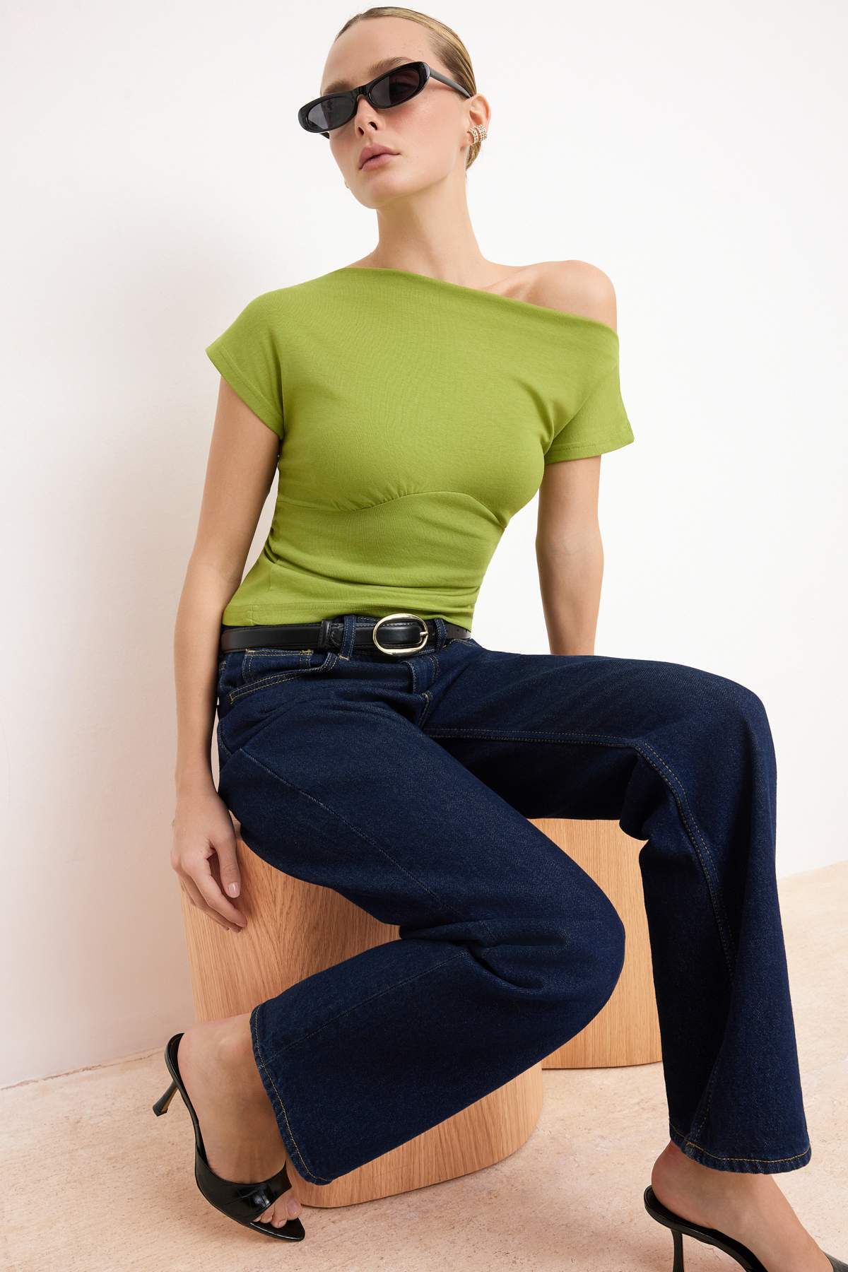 Trendyolmilla Yeşil Fitted/Vücuda Oturan Asimetrik Yaka Kolsuz Yumuşak Örme Bluz TWOSS26BZ00360