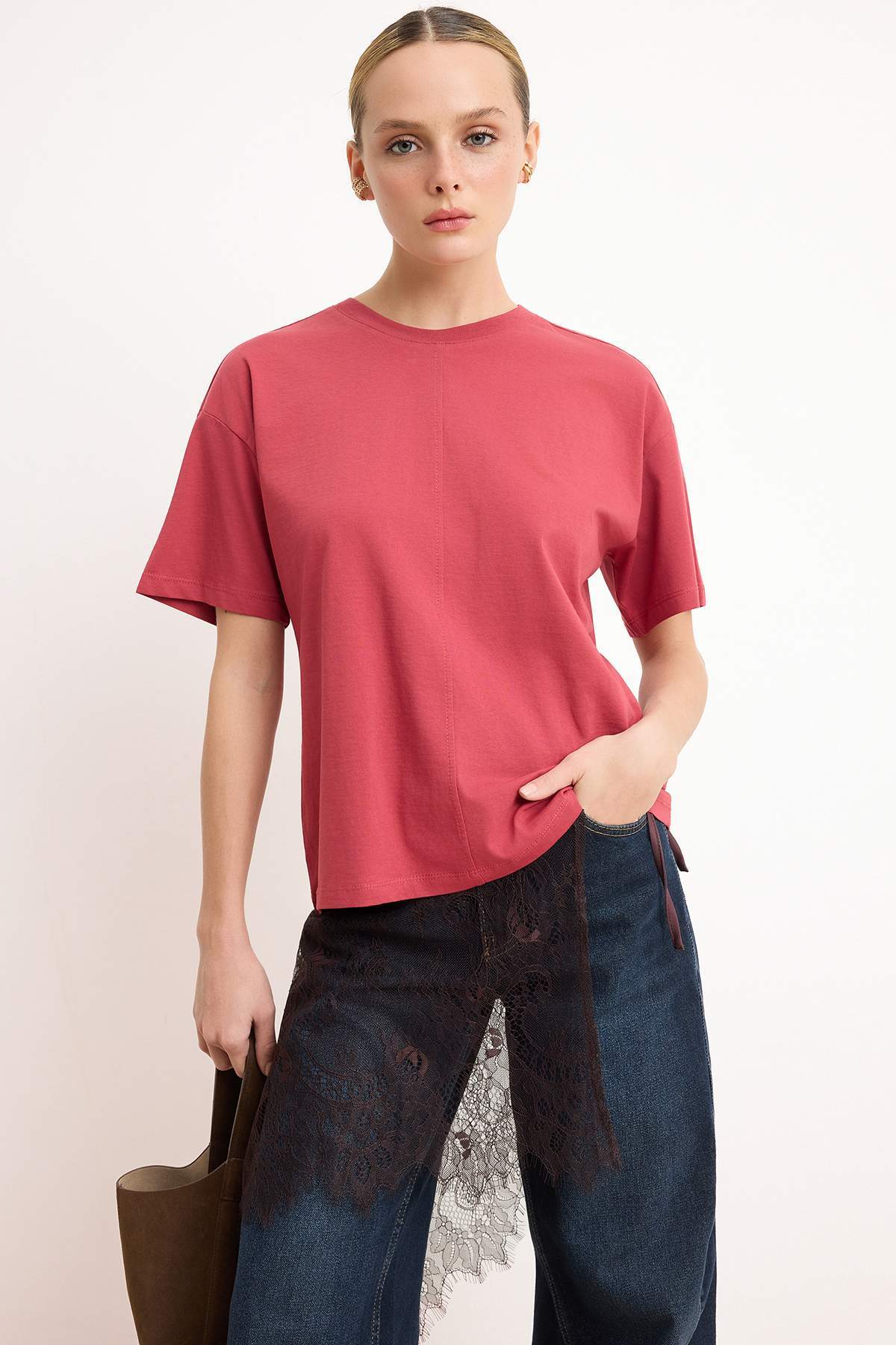 Trendyolmilla Gül Kurusu Relaxed/Rahat Kalıp Düşük Kol Kısa Kollu %100 Pamuk Örme T-Shirt TWOSS26TS00095