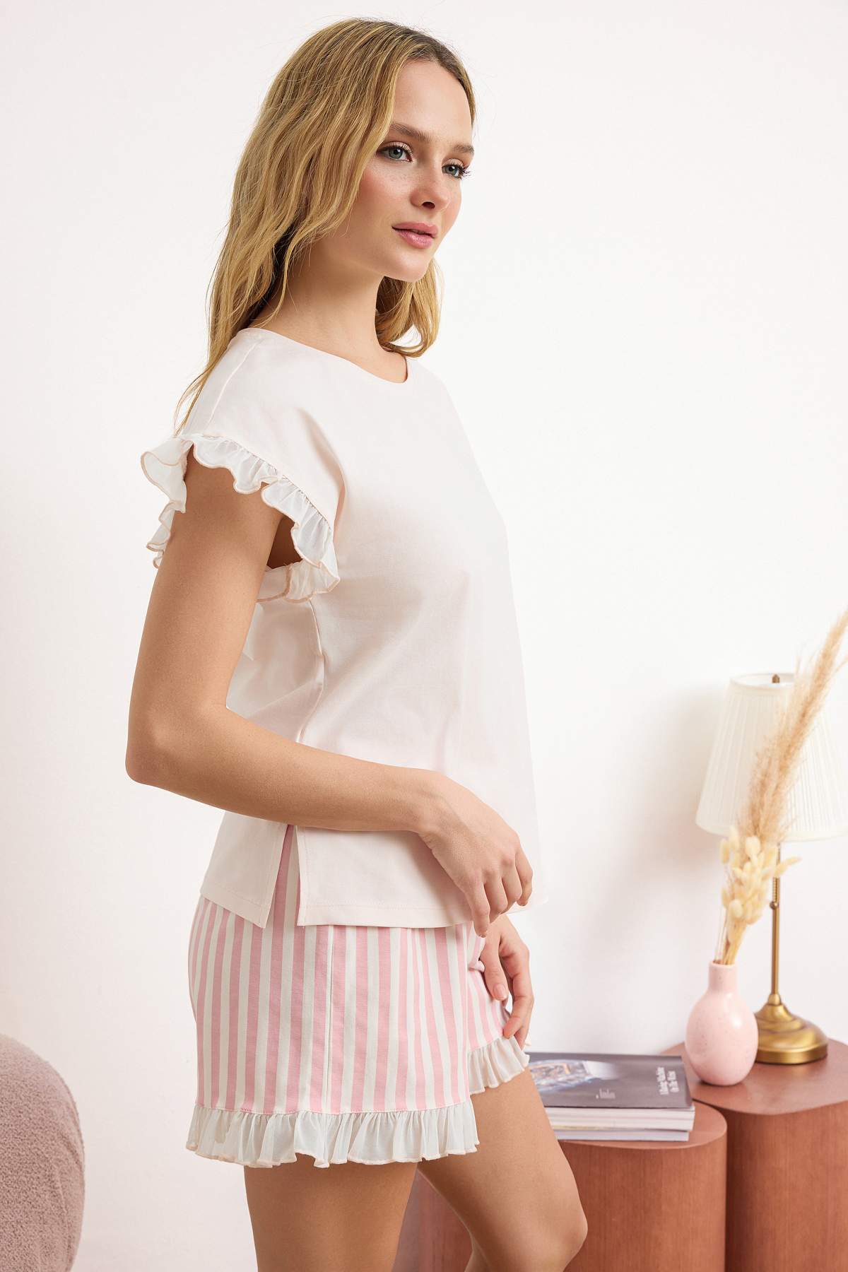 Trendyolmilla  Pudra Pamuklu Çizgili Fırfır Detaylı Likralı Yumuşak Tuşe Örme Pijama Takımı THMSS26PT00142 - Görsel 2