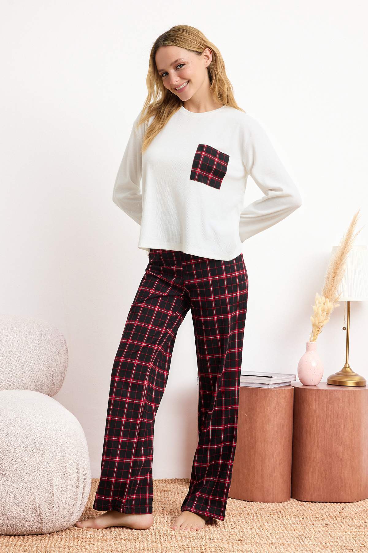 Trendyolmilla Beyaz-Siyah %100 Pamuklu Ekoseli Cep Detaylı Örme Pijama Takımı THMAW24PT00228