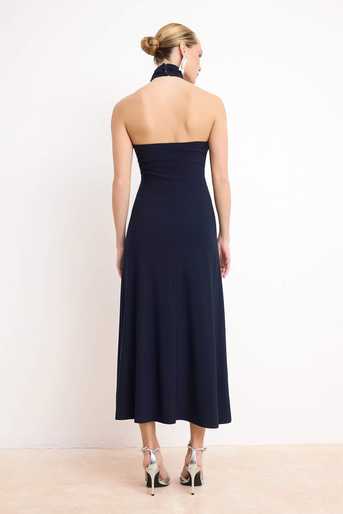 Trendyolmilla  Lacivert Örme Asimetrik Yaka Midi Astarlı Elbise TPRSS26EL00063 - Görsel 4