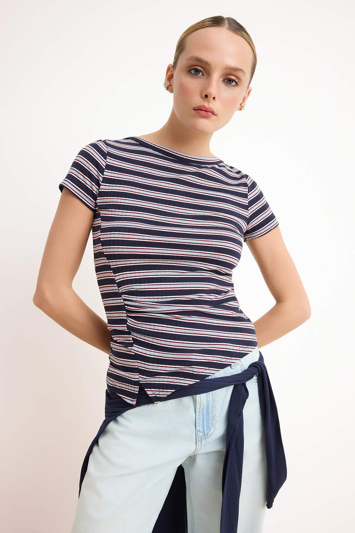 Trendyolmilla Lacivert Çizgili Fitted/Vücuda Oturan Kısa Kollu Büzgülü Fitilli Esnek Örme Bluz TWOSS26BZ00377