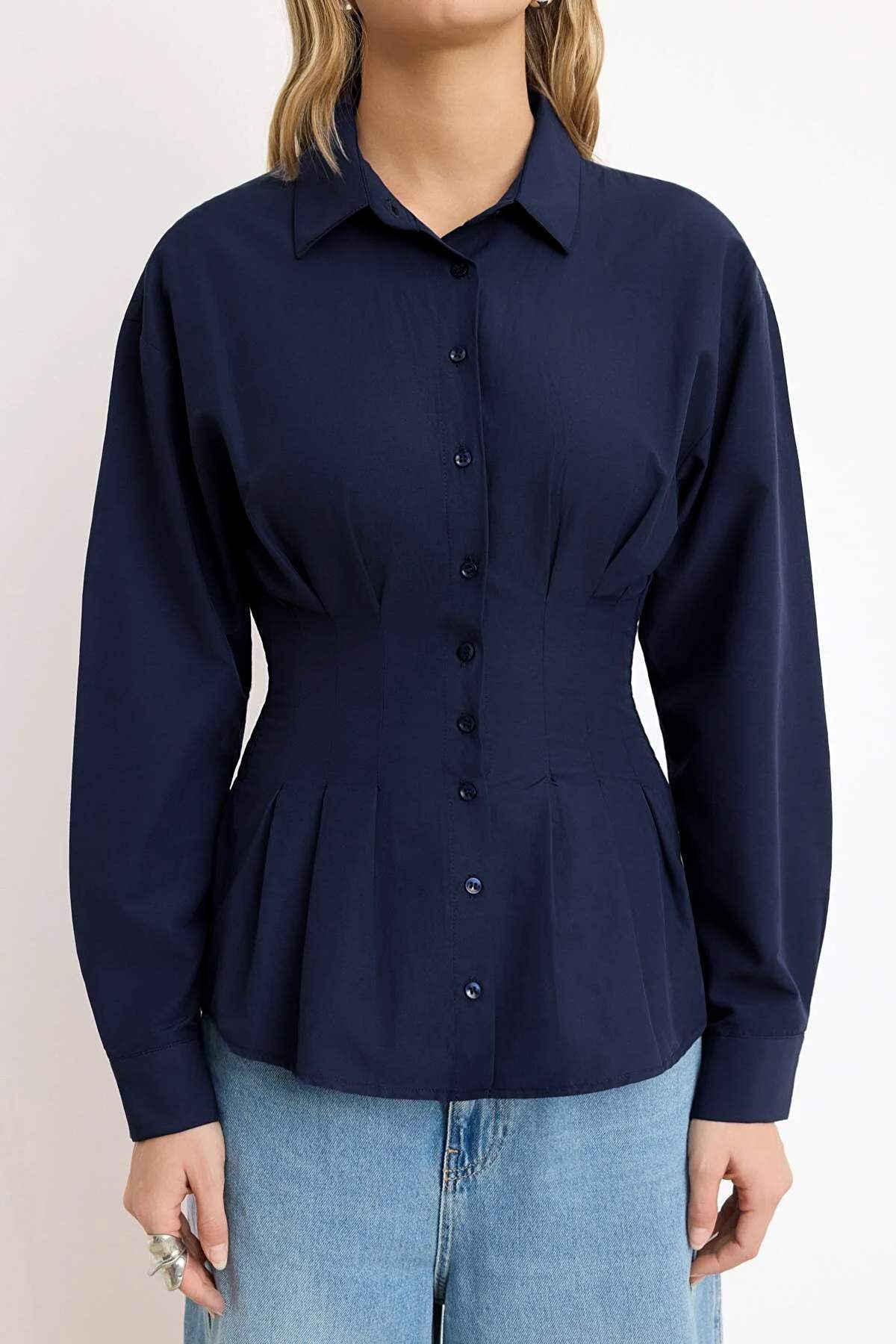 Trendyolmilla  Lacivert Bele Oturan Gipe Detaylı Gömlek TWOAW26GO00008 - Görsel 3