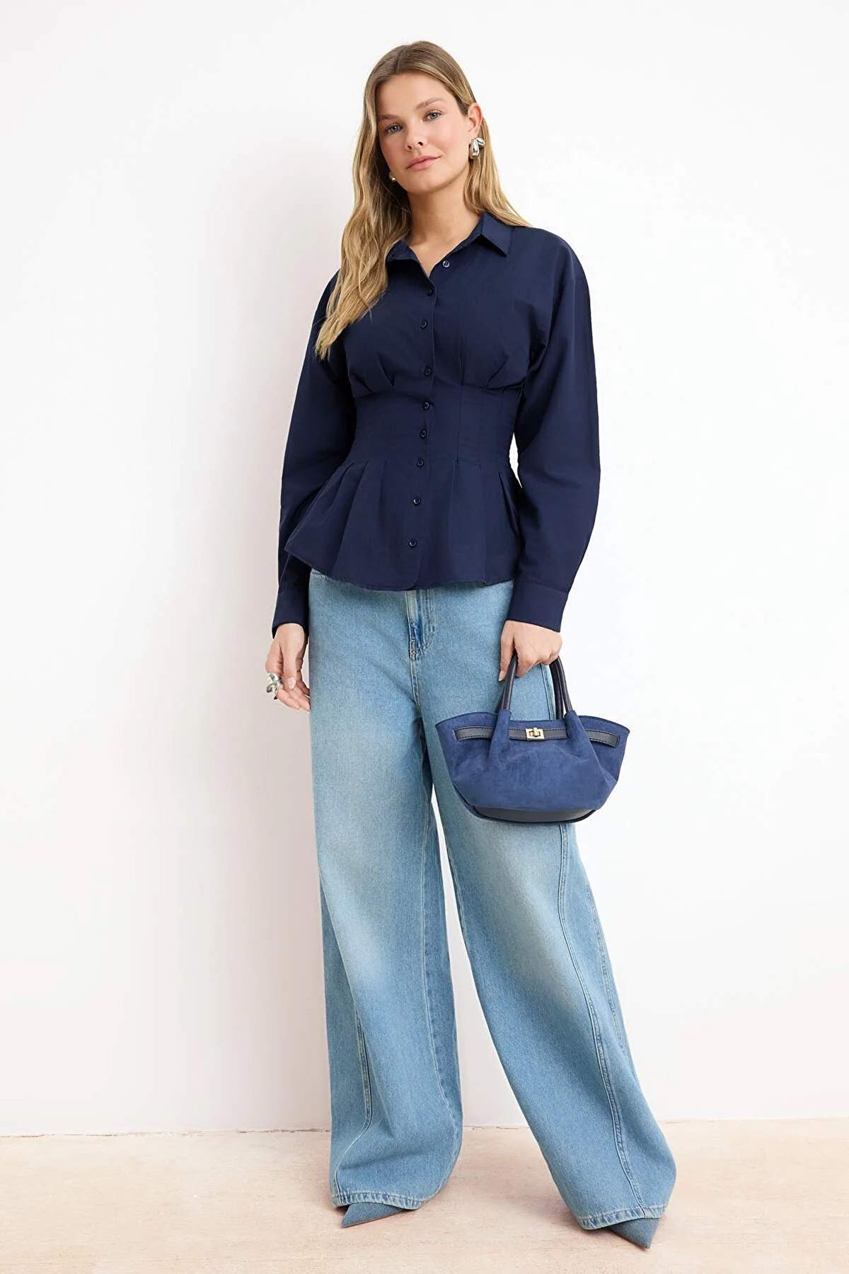 Trendyolmilla  Lacivert Bele Oturan Gipe Detaylı Gömlek TWOAW26GO00008 - Görsel 2
