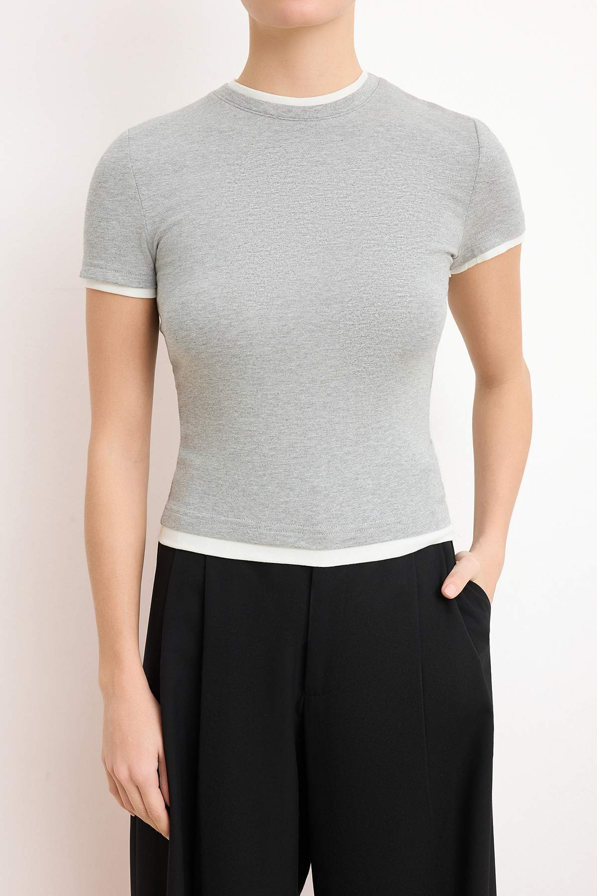 Trendyolmilla  Gri Melanj Viskoz/Yumuşak Kumaşlı Renk Bloklu Vücuda Oturan Esnek Örme T-Shirt TWOSS24TS00063 - Görsel 3