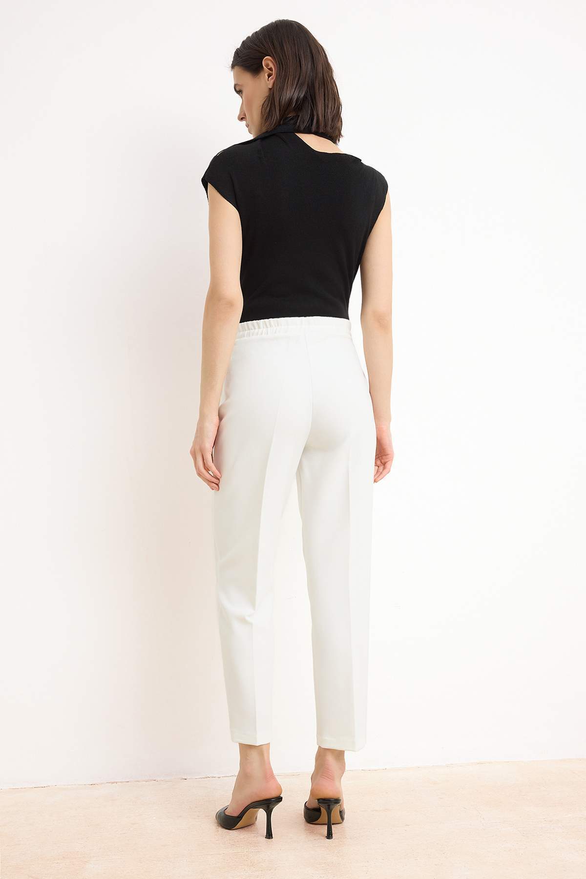 Trendyolmilla  Beyaz Özel Koleksiyon Arka Beli Lastikli Havuç Düğme Detaylı Kumaş Pantolon TWOSS26PL00025 - Görsel 4