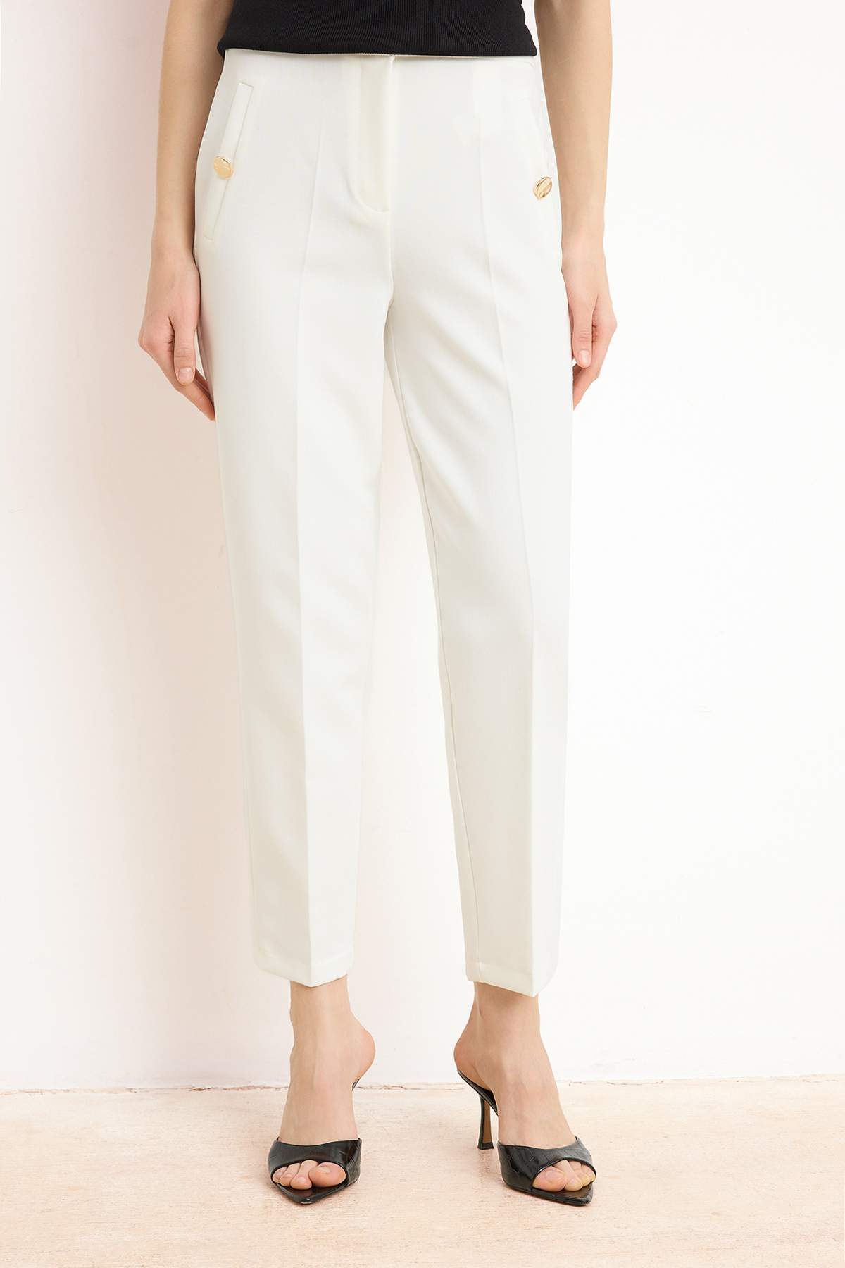 Trendyolmilla  Beyaz Özel Koleksiyon Arka Beli Lastikli Havuç Düğme Detaylı Kumaş Pantolon TWOSS26PL00025 - Görsel 3