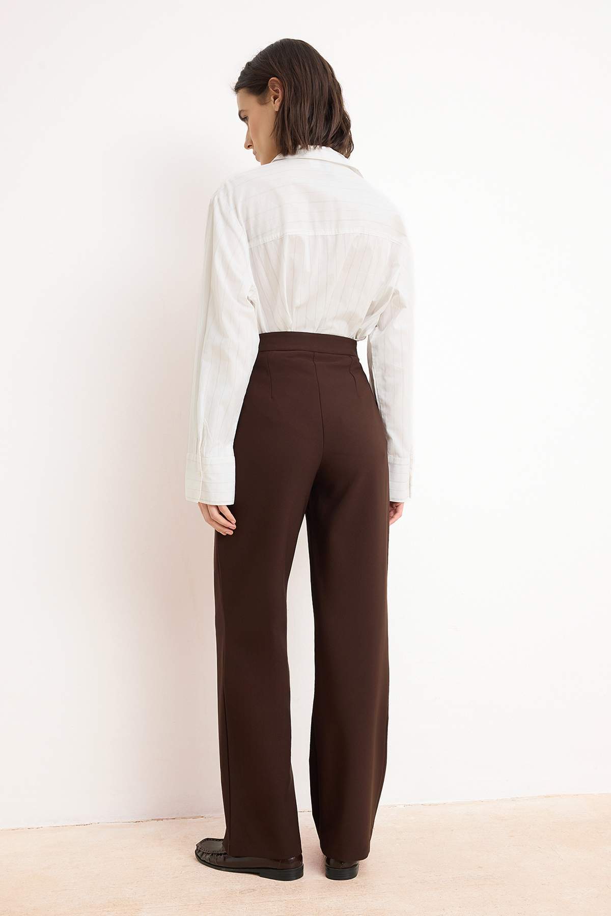 Trendyolmilla  Kahverengi Özel Koleksiyon Yarım Kemer Detaylı Straight/Düz Kesim Kumaş Pantolon TWOSS26PL00053 - Görsel 4