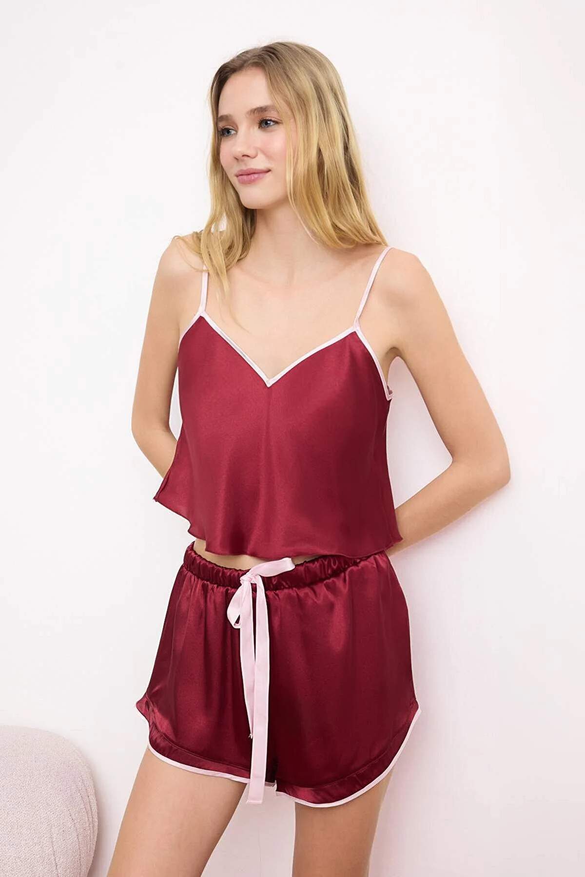 Trendyolmilla Bordo Biye ve Kurdele/Fiyonk/Bağlama Detaylı Saten Şortlu Dokuma Pijama Takımı THMSS24PT00089