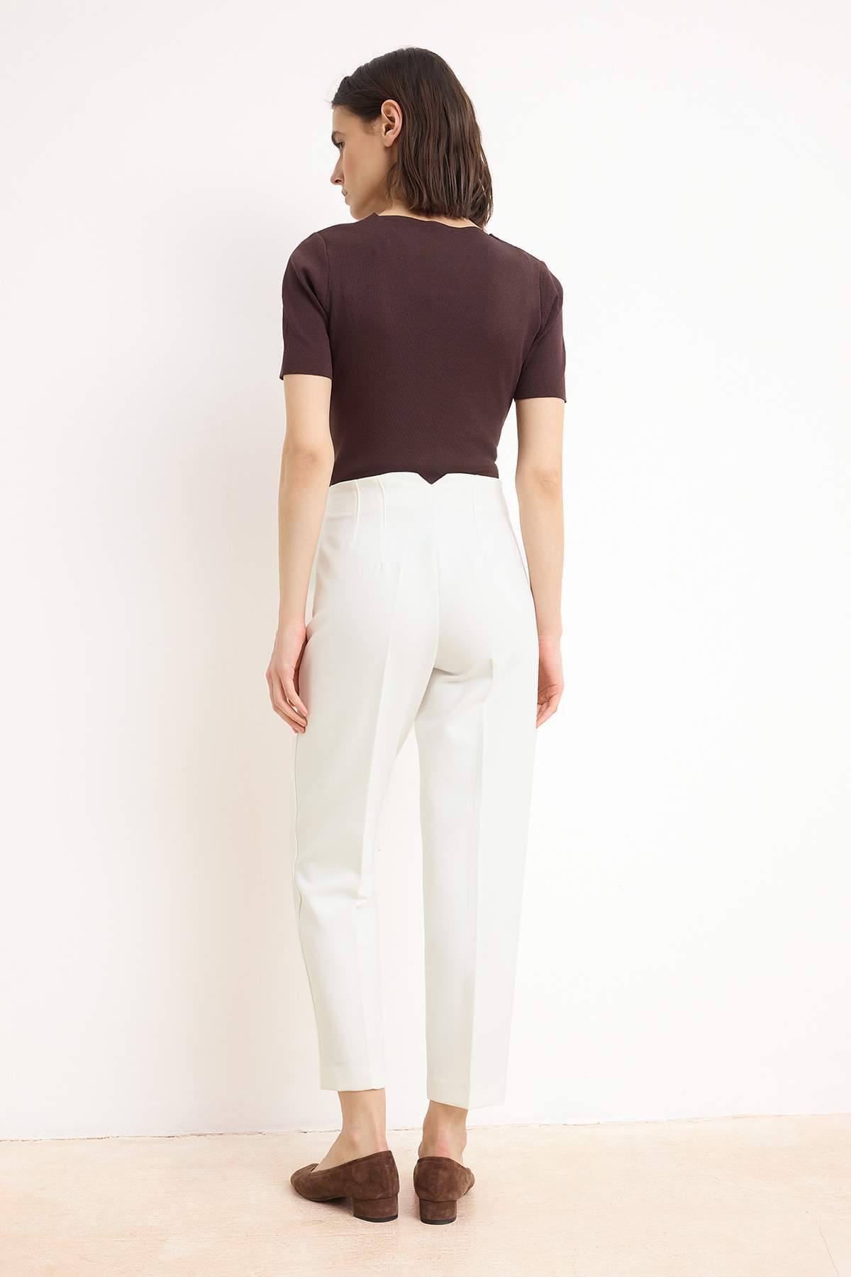 Trendyolmilla  Beyaz Özel Koleksiyon Yüksek Bel Cigarette Kalıp Pensli Bilek Boy Kumaş Pantolon TWOSS26PL00029 - Görsel 4