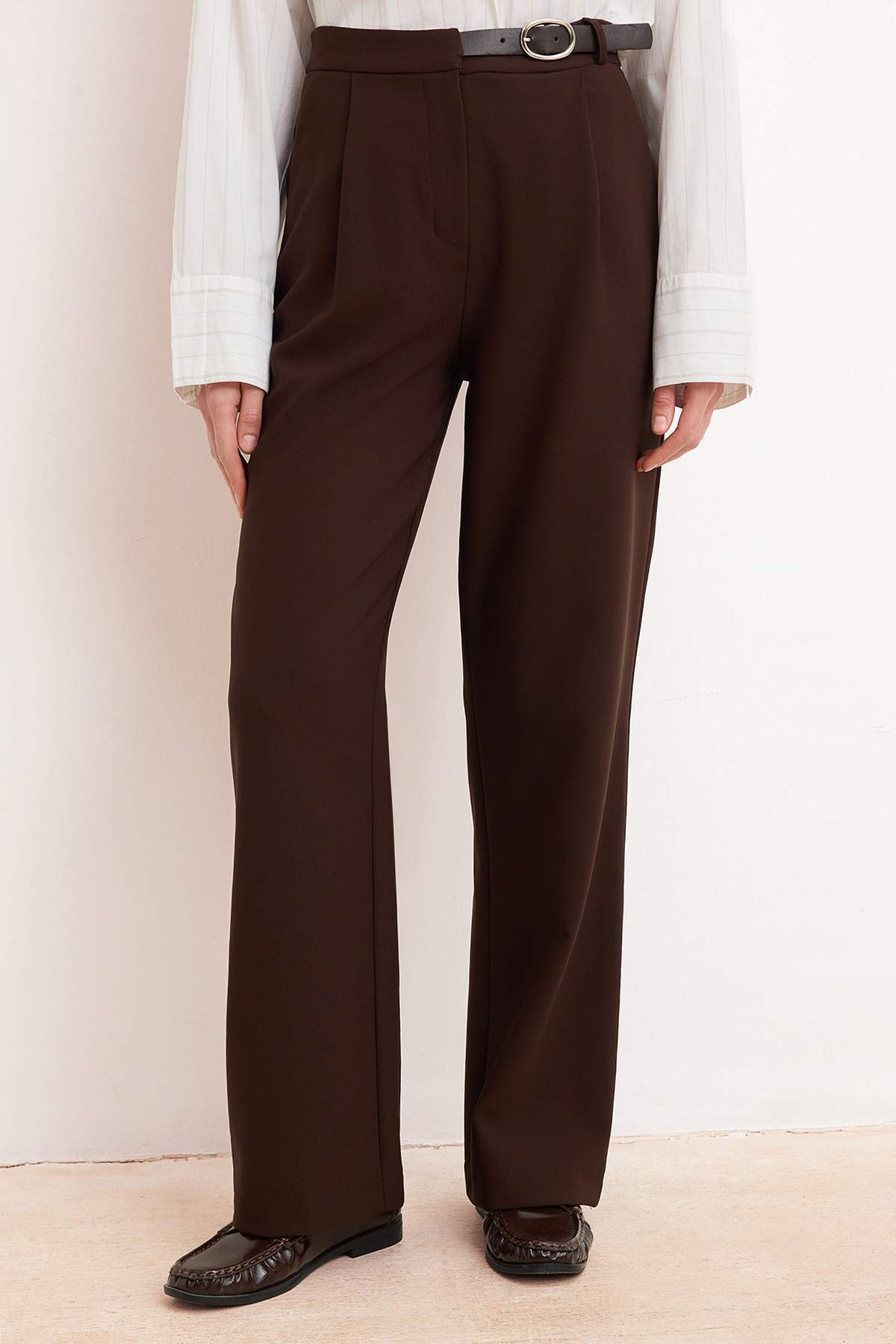 Trendyolmilla  Kahverengi Özel Koleksiyon Yarım Kemer Detaylı Straight/Düz Kesim Kumaş Pantolon TWOSS26PL00053 - Görsel 3