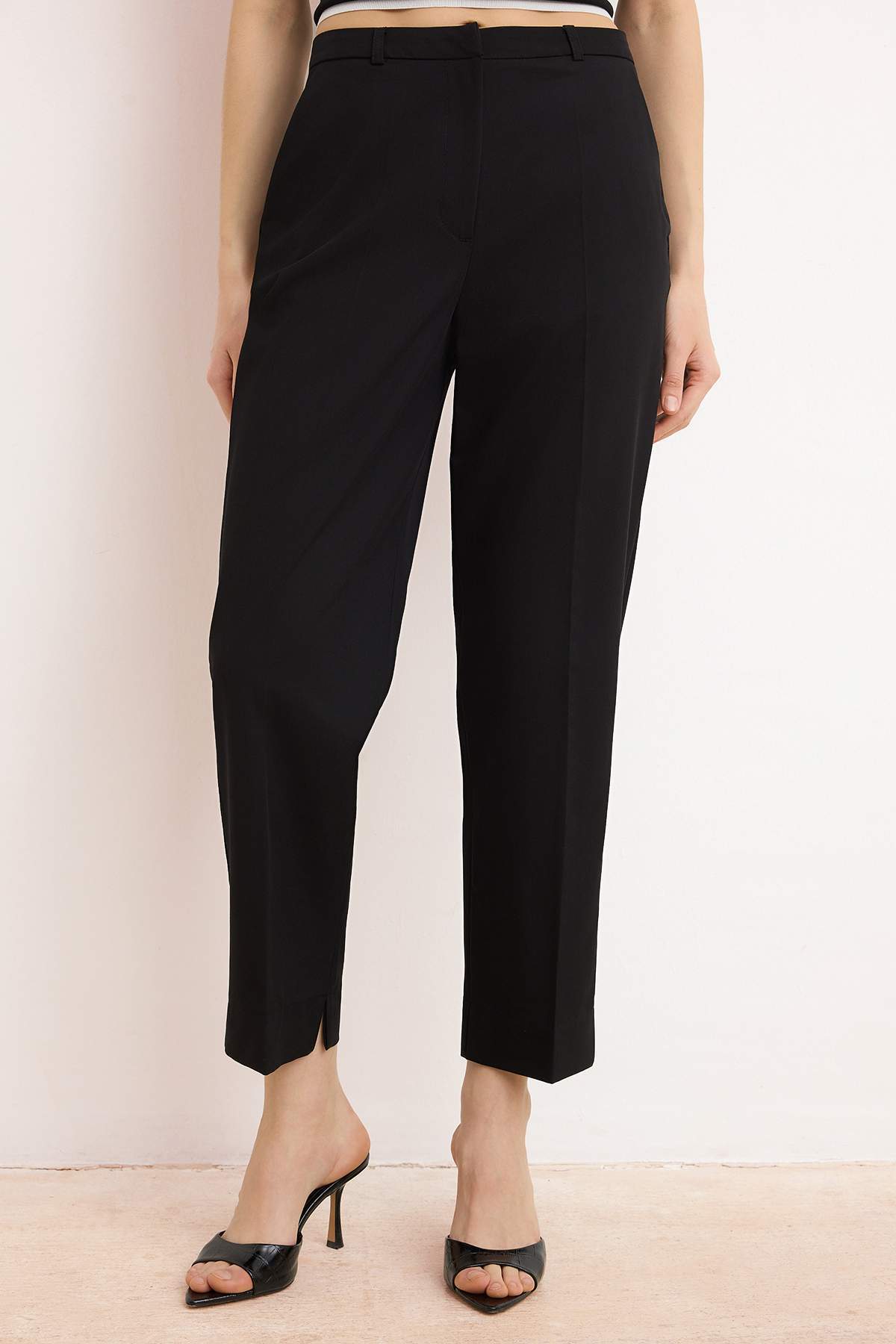 Trendyolmilla  Siyah Özel Koleksiyon Saten Yüzeyli Cigarette Kumaş Pantolon TWOSS26PL00030 - Görsel 8