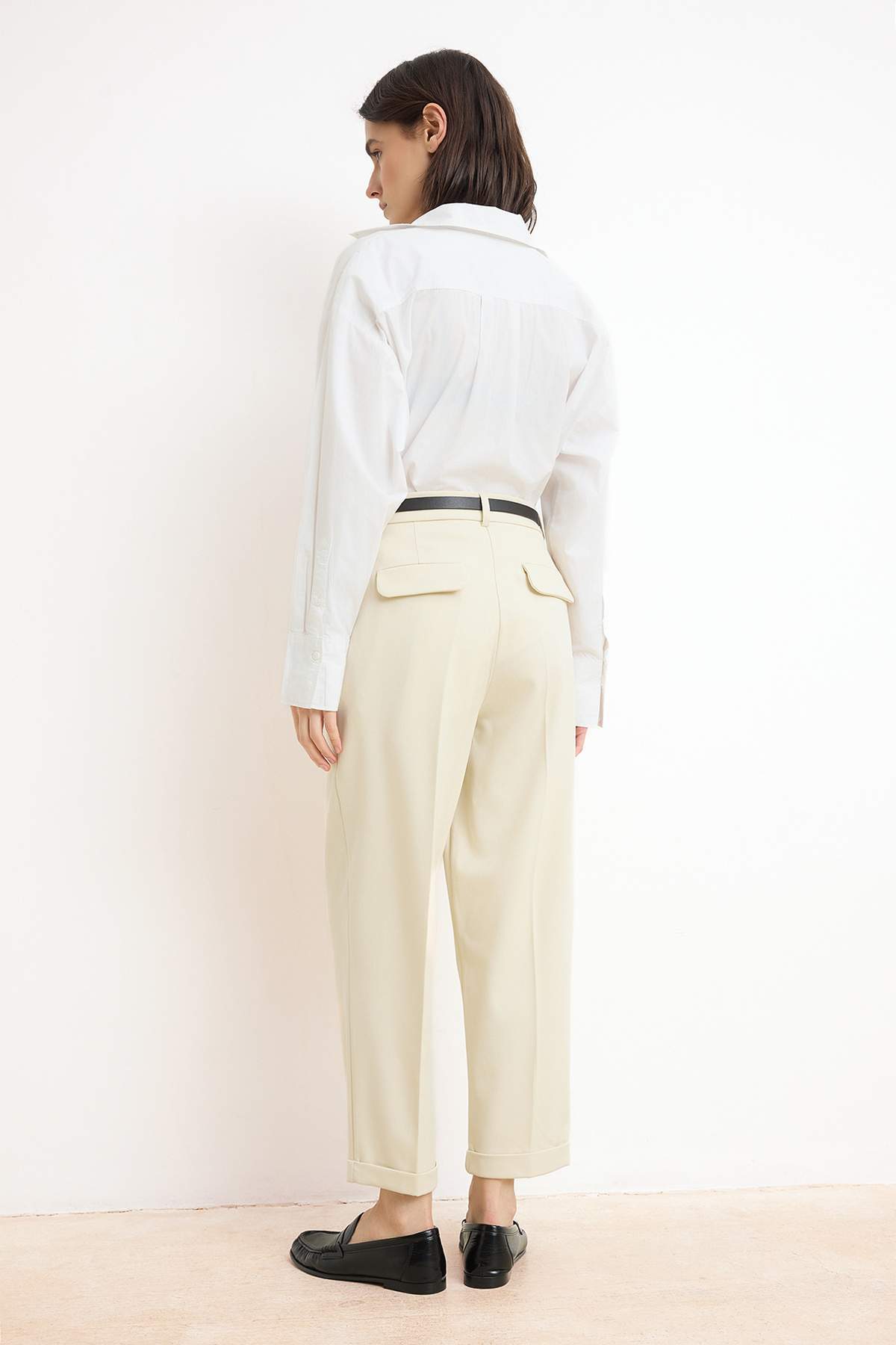 Trendyolmilla  Bej Özel Koleksiyon Kemerli Havuç Kumaş Pantolon TWOSS26PL00058 - Görsel 4