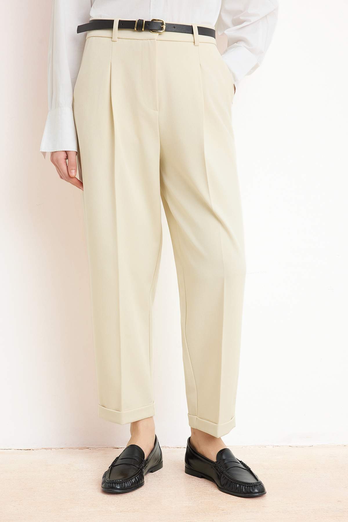 Trendyolmilla  Bej Özel Koleksiyon Kemerli Havuç Kumaş Pantolon TWOSS26PL00058 - Görsel 3