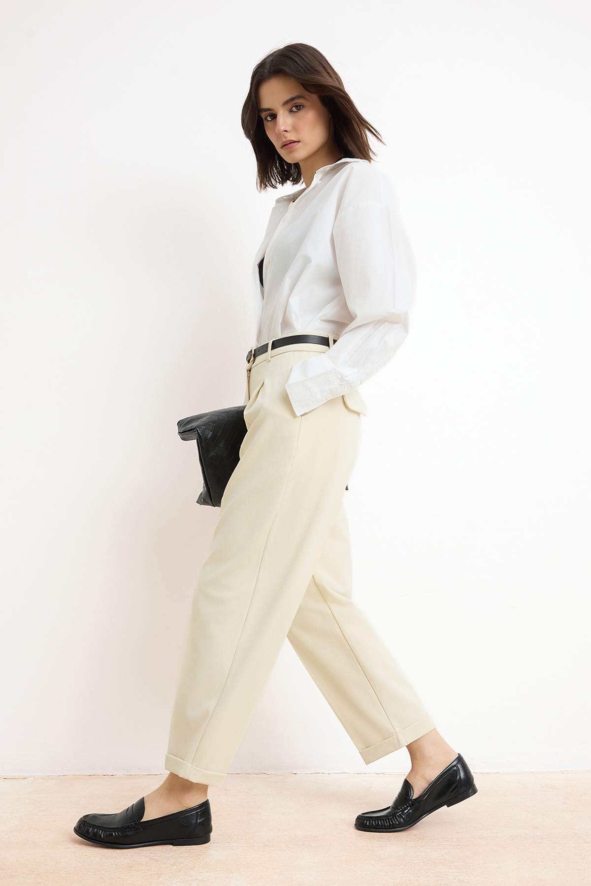 Trendyolmilla  Bej Özel Koleksiyon Kemerli Havuç Kumaş Pantolon TWOSS26PL00058 - Görsel 2