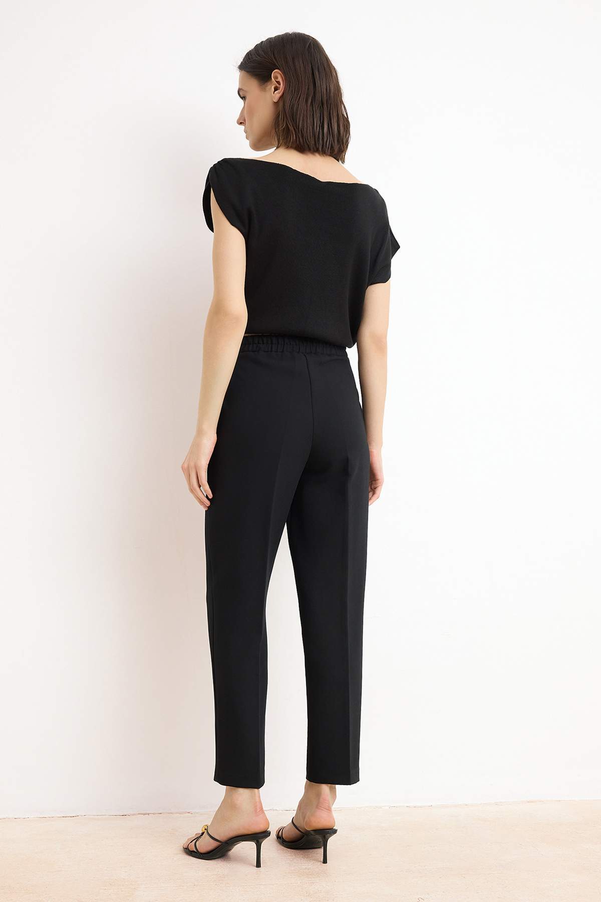 Trendyolmilla  Siyah Özel Koleksiyon Arka Beli Lastikli Havuç Düğme Detaylı Kumaş Pantolon TWOSS26PL00025 - Görsel 4