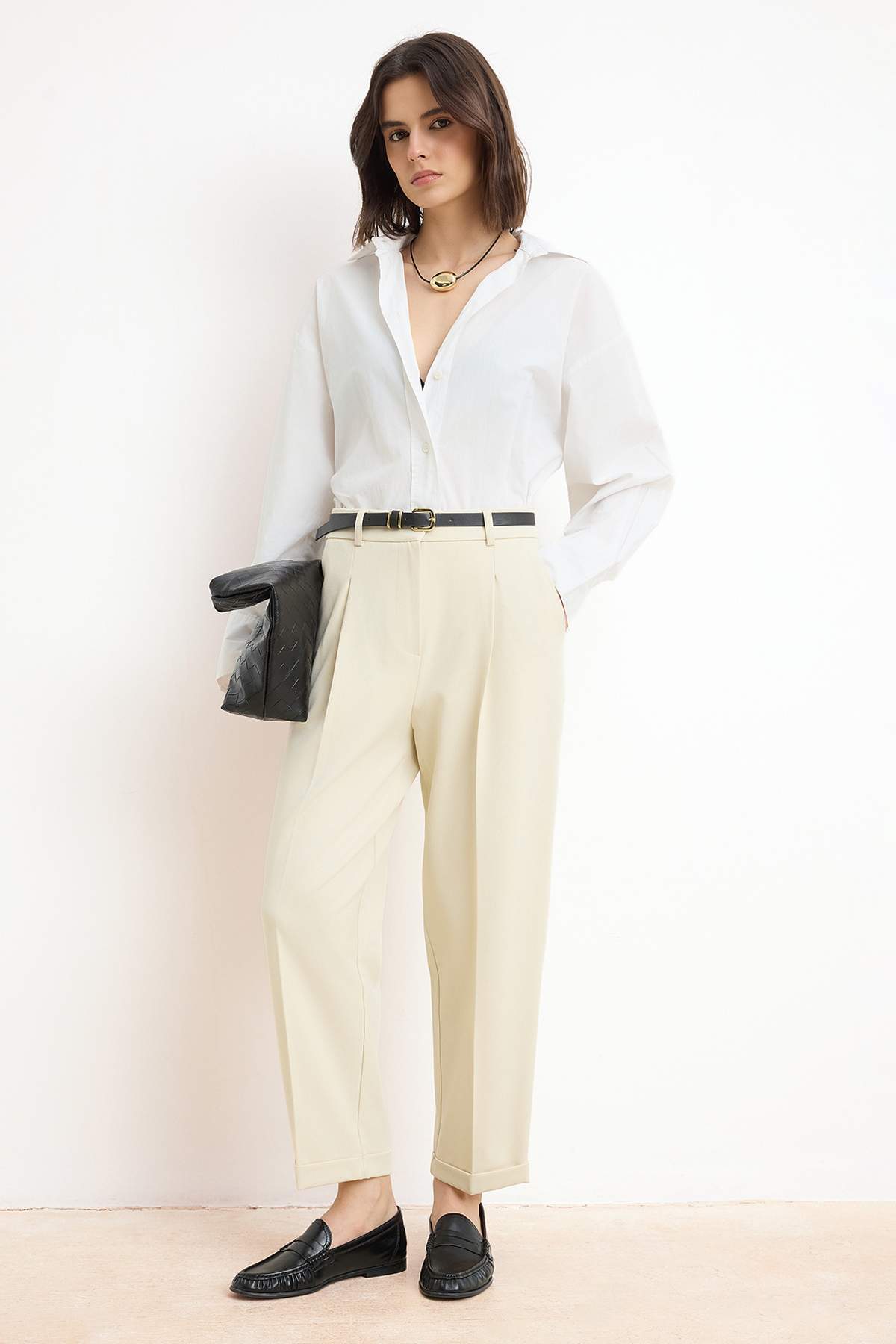 Trendyolmilla  Bej Özel Koleksiyon Kemerli Havuç Kumaş Pantolon TWOSS26PL00058