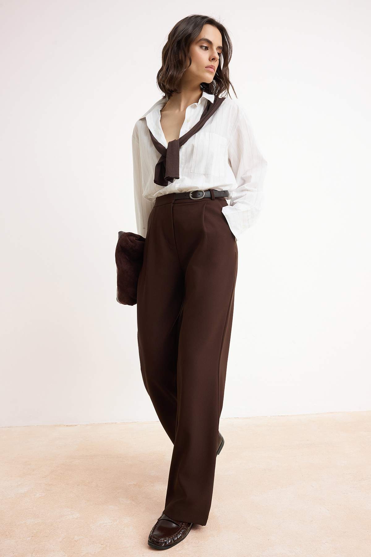 Trendyolmilla  Kahverengi Özel Koleksiyon Yarım Kemer Detaylı Straight/Düz Kesim Kumaş Pantolon TWOSS26PL00053 - Görsel 2