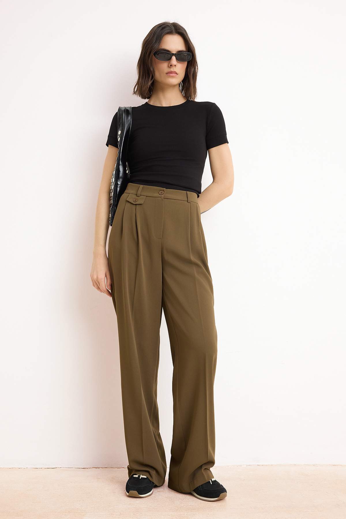 Trendyolmilla  Haki Özel Koleksiyon Dökümlü Wide Leg/Geniş Paça Kumaş Pantolon TWOSS26PL00054