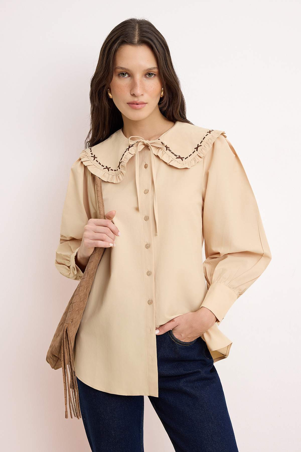 Trendyolmilla Modest Açık Bej Yakada Nakış Detaylı Gömlek TCTSS26TG00033