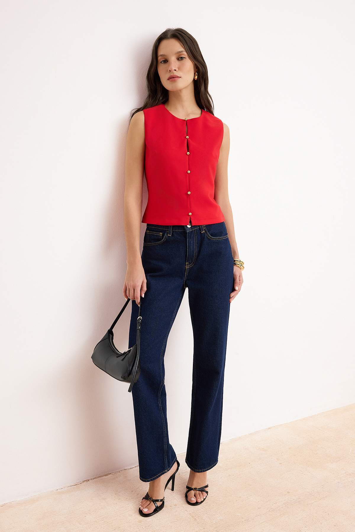 Trendyolmilla  Kırmızı Düğme Detaylı Önü Dikişli Dokuma Bluz TWOSS26BZ00412 - Görsel 2