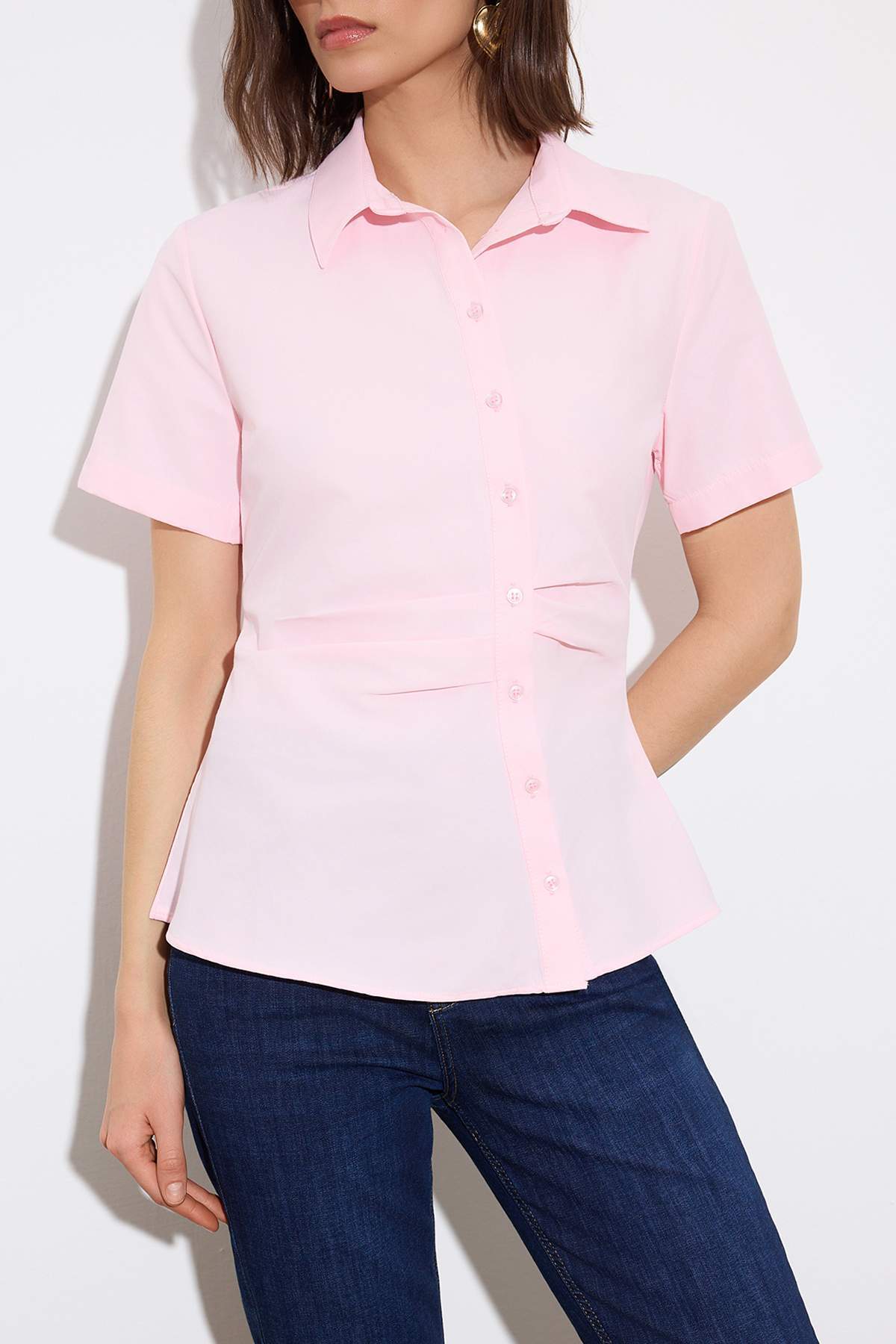 Trendyolmilla  Limited Edition Pembe Bele Oturan Asimetrik Fitted Gömlek TWOSS26GO00054 - Görsel 3