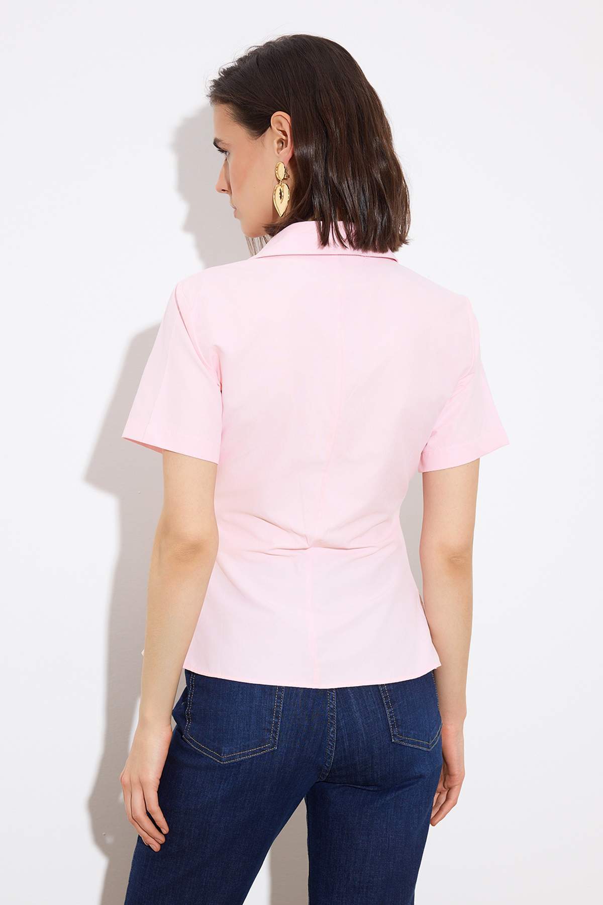 Trendyolmilla  Limited Edition Pembe Bele Oturan Asimetrik Fitted Gömlek TWOSS26GO00054 - Görsel 4