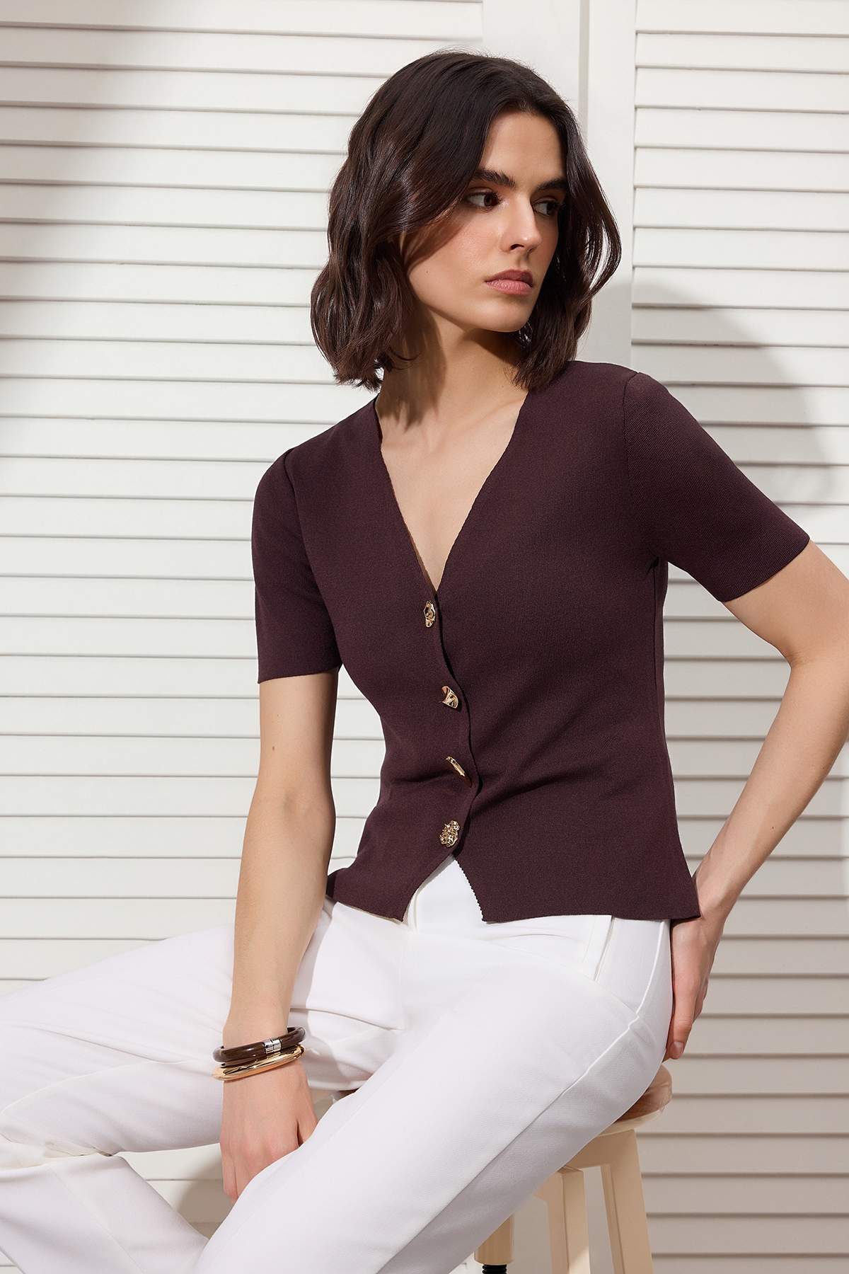 Trendyolmilla  Kahverengi Düğme Detaylı V Yaka Triko Bluz TWOSS26BZ00129