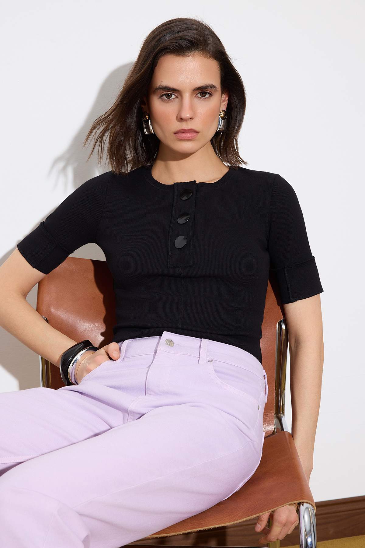 Trendyolmilla Limited Edition Siyah Vücuda Oturan Kısa Kollu Düğmeli Fitilli Esnek Örme Bluz TWOSS26BZ00473