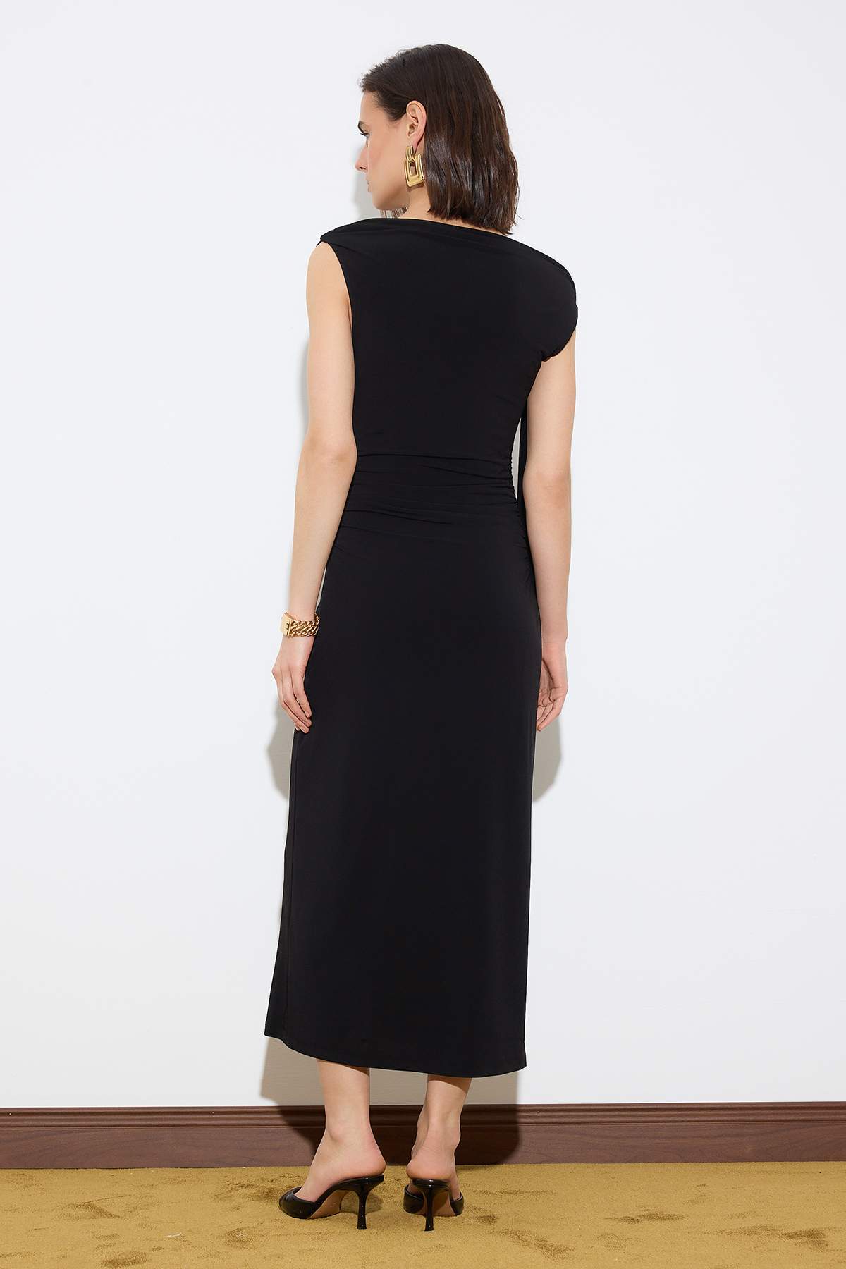 Trendyolmilla  Limited Edition Siyah Bodycon Asimetrik Yaka Kolsuz Aksesuarlı Maxi Esnek Örme Elbise TWOSS26EL00258 - Görsel 4