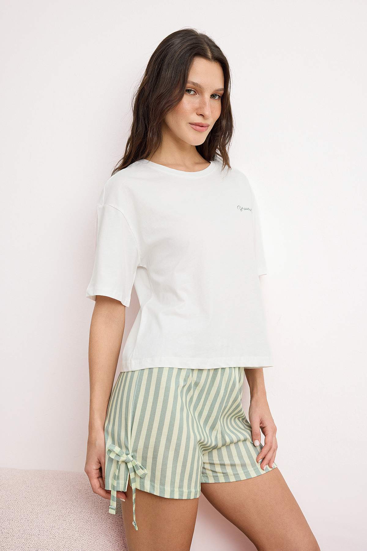 Trendyol Kollektion Weiß-grünes gestricktes Pyjama-Set aus 100 % Baumwolle mi...