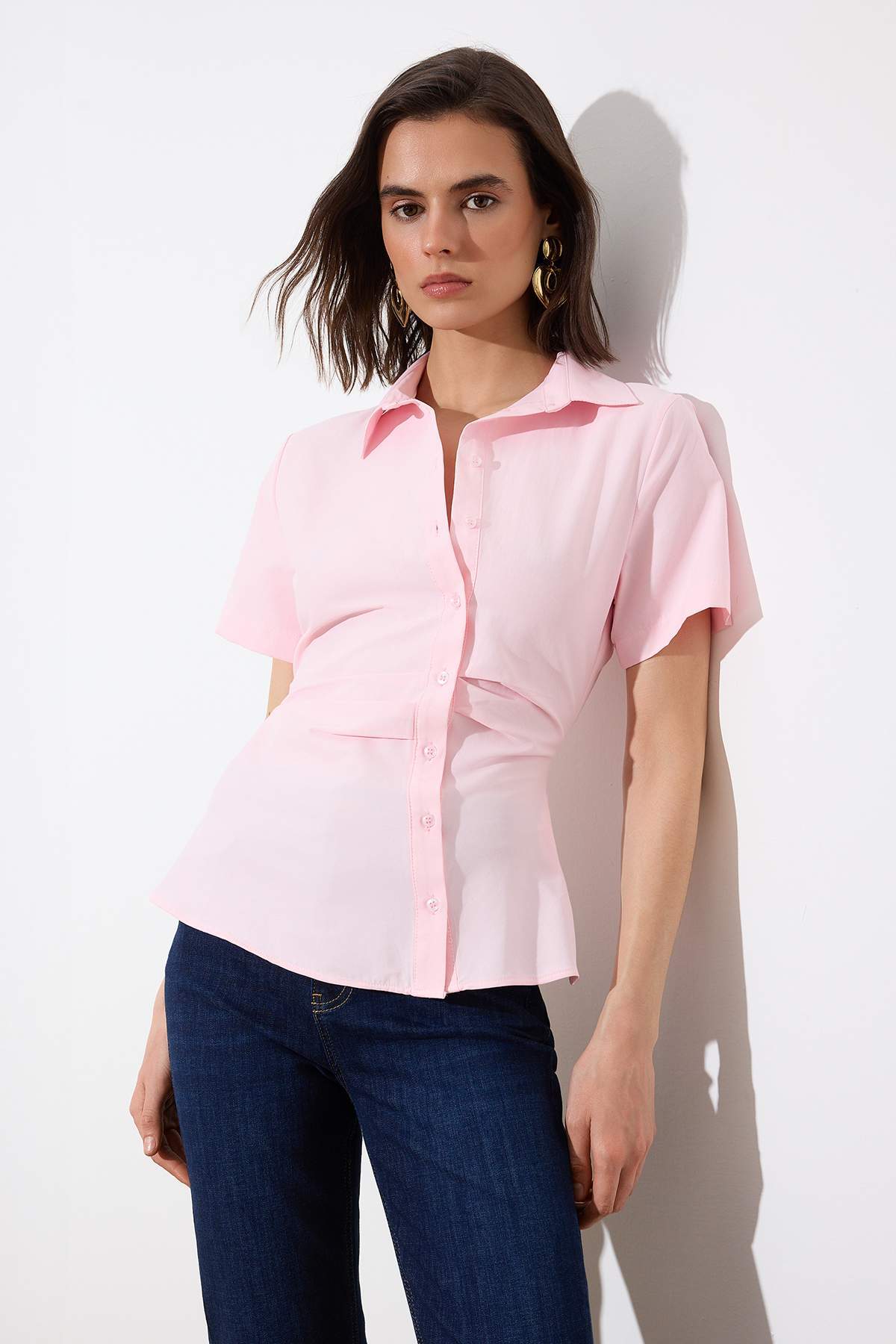 Trendyolmilla  Limited Edition Pembe Bele Oturan Asimetrik Fitted Gömlek TWOSS26GO00054