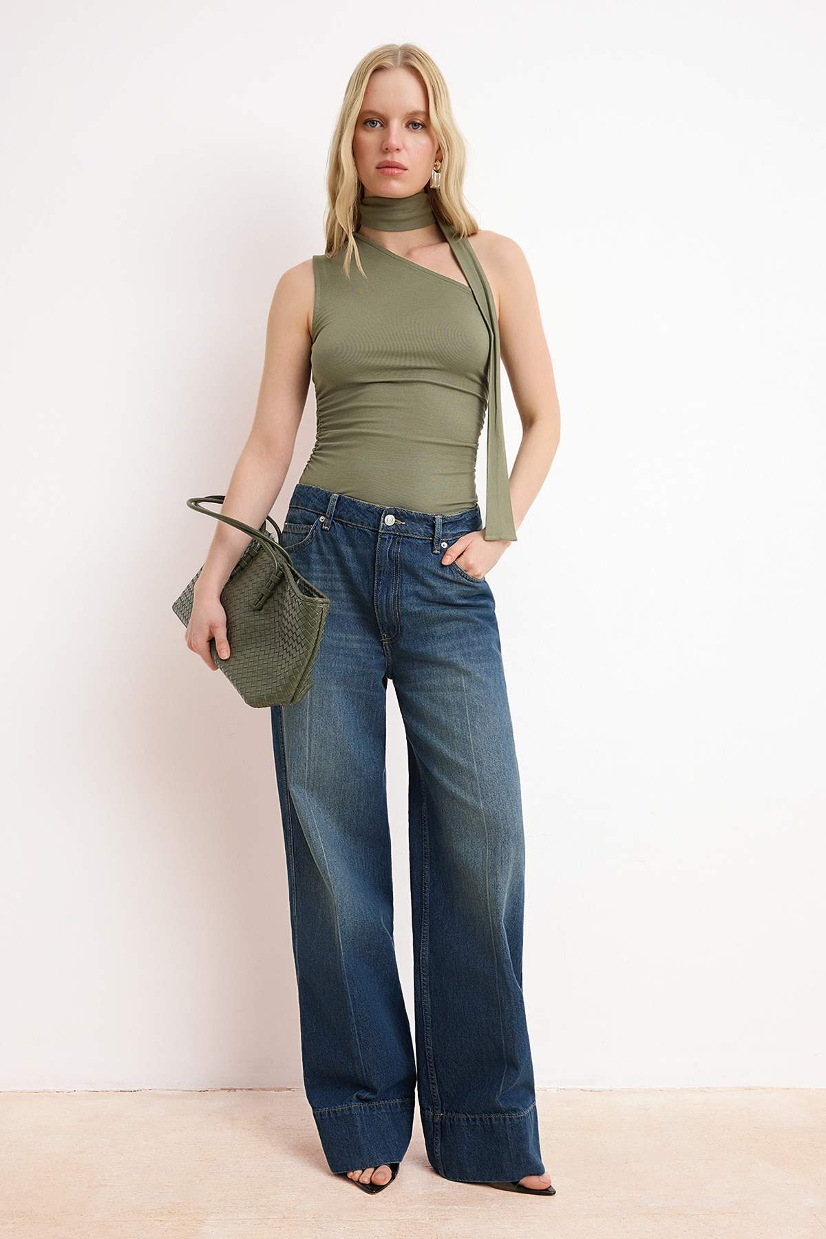 Trendyolmilla  Haki Fitted/Vücuda Oturan Asimetrik Yaka Bağlama Detaylı Yumuşak Örme Bluz TWOSS26BZ00480 - Görsel 2