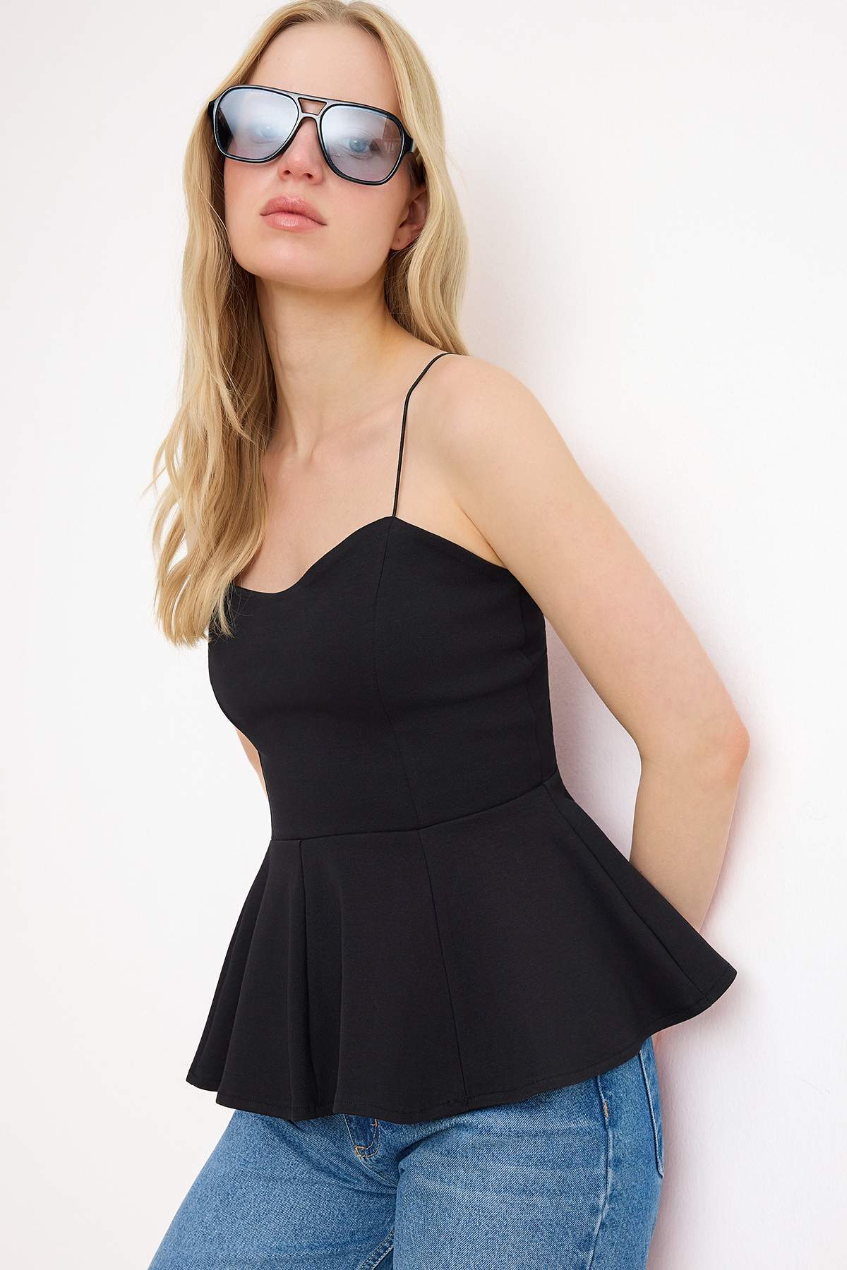 Trendyolmilla  Siyah Peplum Havuz Yaka İnce Askılı Kolsuz İnterlok Örme Bluz TWOSS26BZ00273