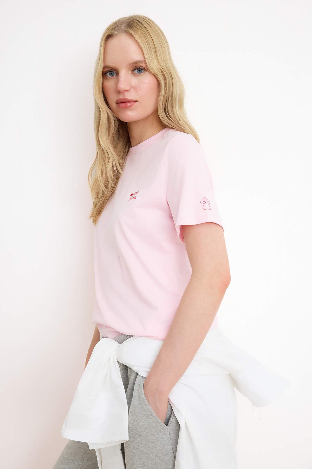 Trendyolmilla  Açık Pembe Nakışlı / İşlemeli Regular/Normal Kalıp Tok %100 Pamuk Örme T-Shirt TWOSS26TS00144 - Görsel 2