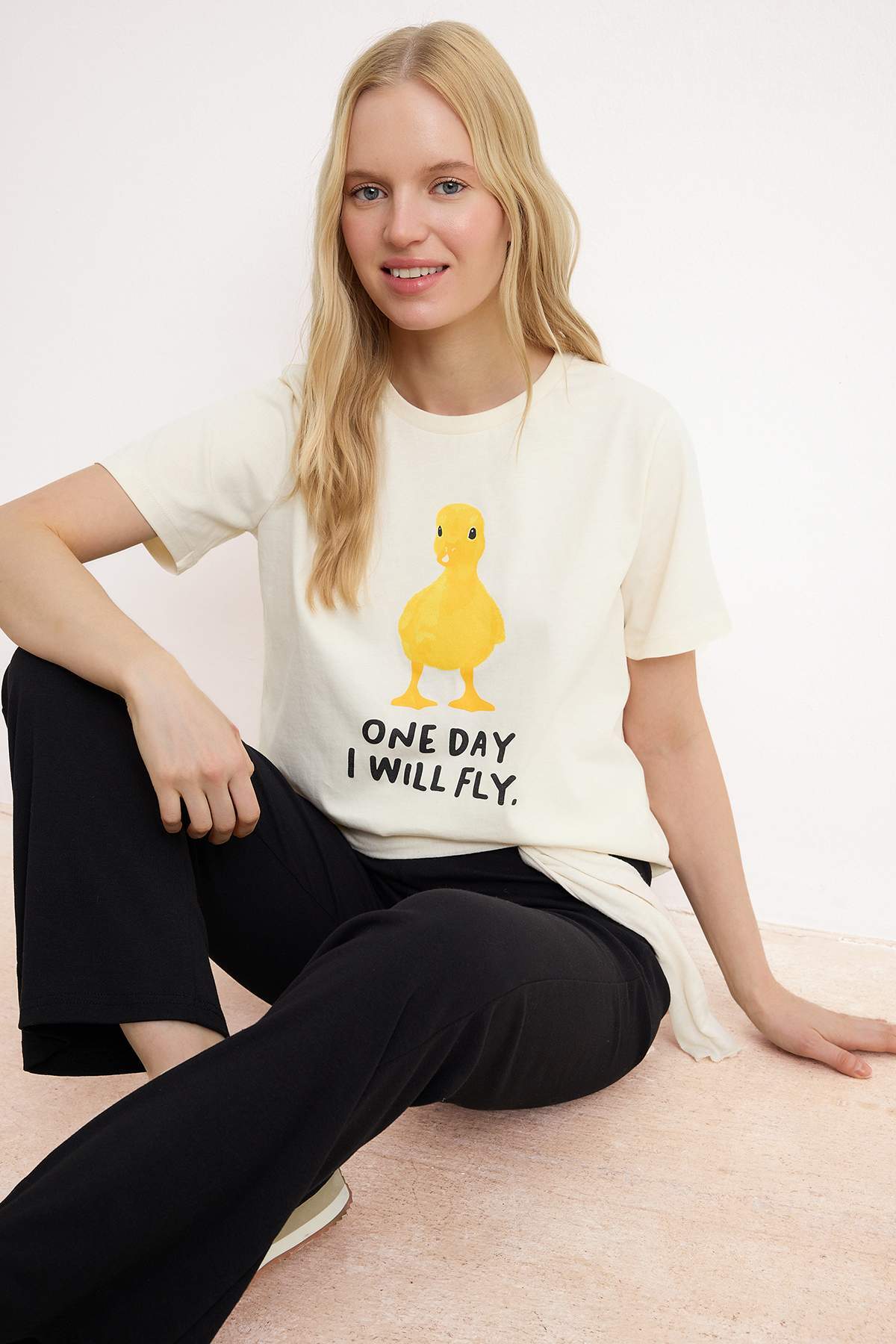 Trendyolmilla  Taş Baskılı Regular/Normal Kalıp Kısa Kollu Tok %100 Pamuk Örme T-Shirt TWOSS26TS00091