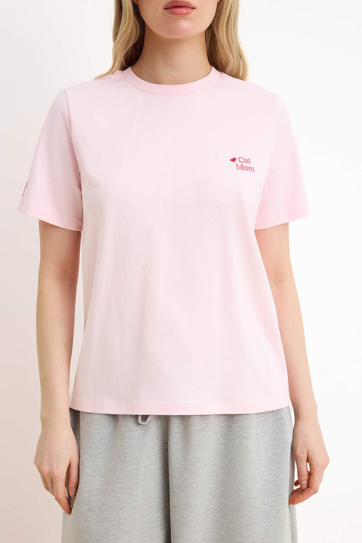 Trendyolmilla  Açık Pembe Nakışlı / İşlemeli Regular/Normal Kalıp Tok %100 Pamuk Örme T-Shirt TWOSS26TS00144 - Görsel 3