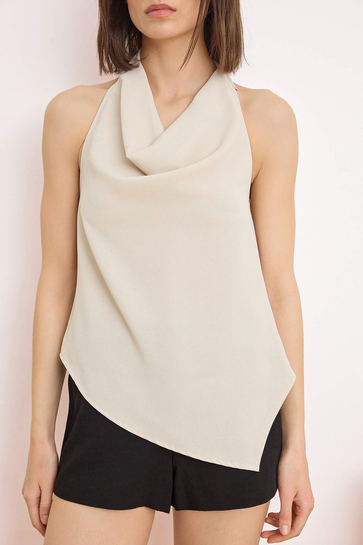 Trendyolmilla  Bej Degaje Yaka Sırt Dekolteli Dokuma Krep Bluz TWOSS26BZ00408 - Görsel 4