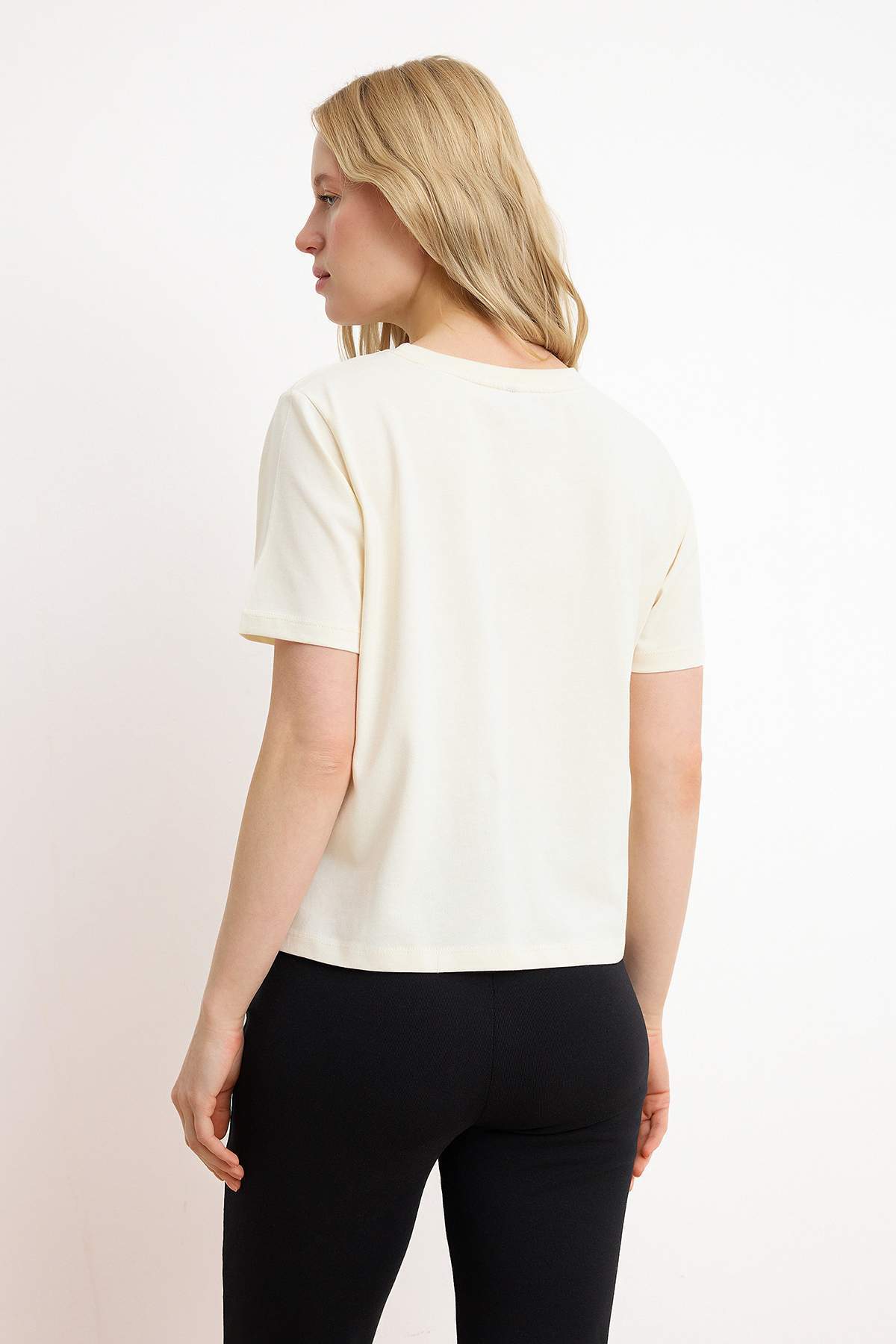 Trendyolmilla  Taş Baskılı Regular/Normal Kalıp Kısa Kollu Tok %100 Pamuk Örme T-Shirt TWOSS26TS00091 - Görsel 4